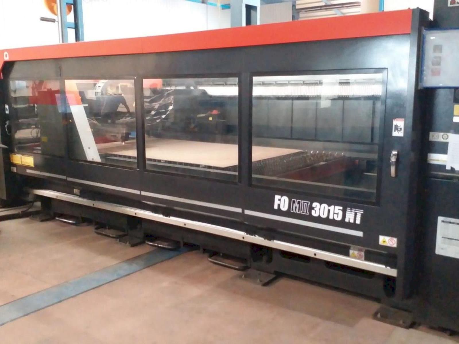Frontansicht der AMADA F0M2 3015 MT  Maschine