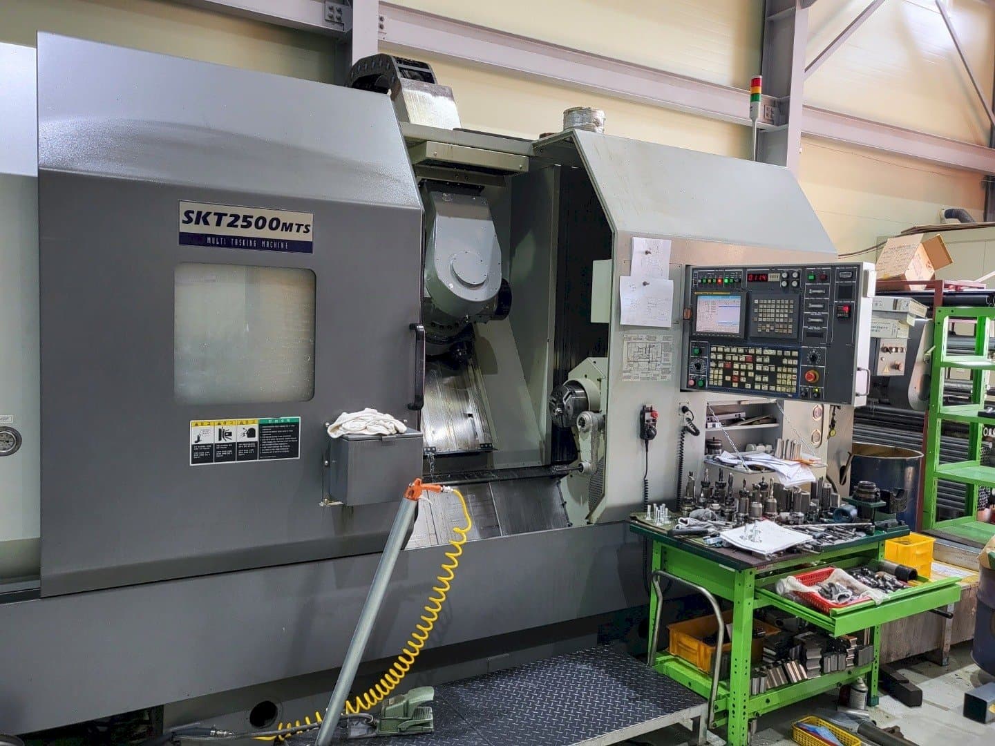 Frontansicht der Hyundai Wia SKT2500MTS  Maschine