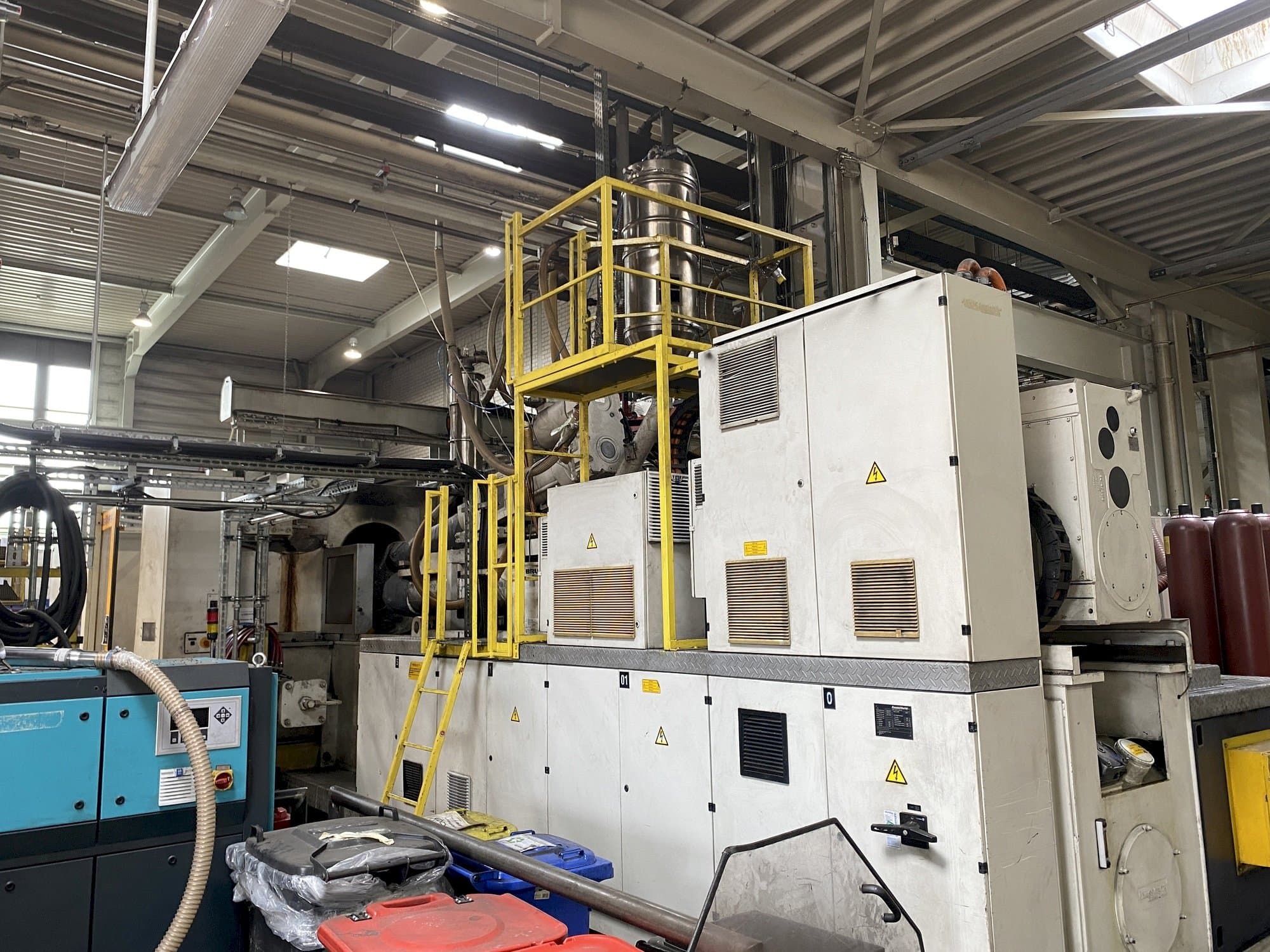 Frontansicht der Krauss Maffei 1600-12000-1400 MZ  Maschine