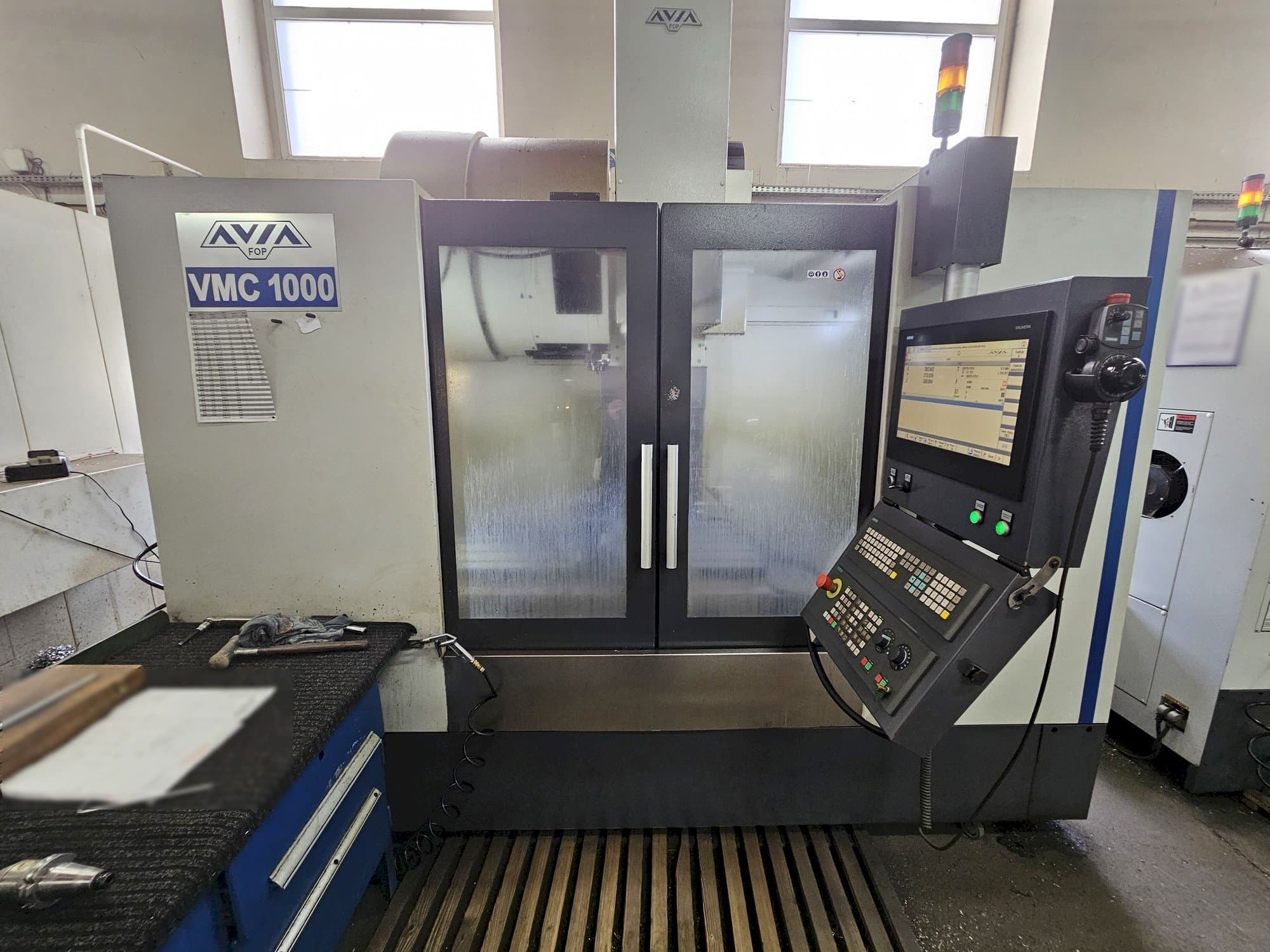 Frontansicht der Avia									 VMC 1000  Maschine