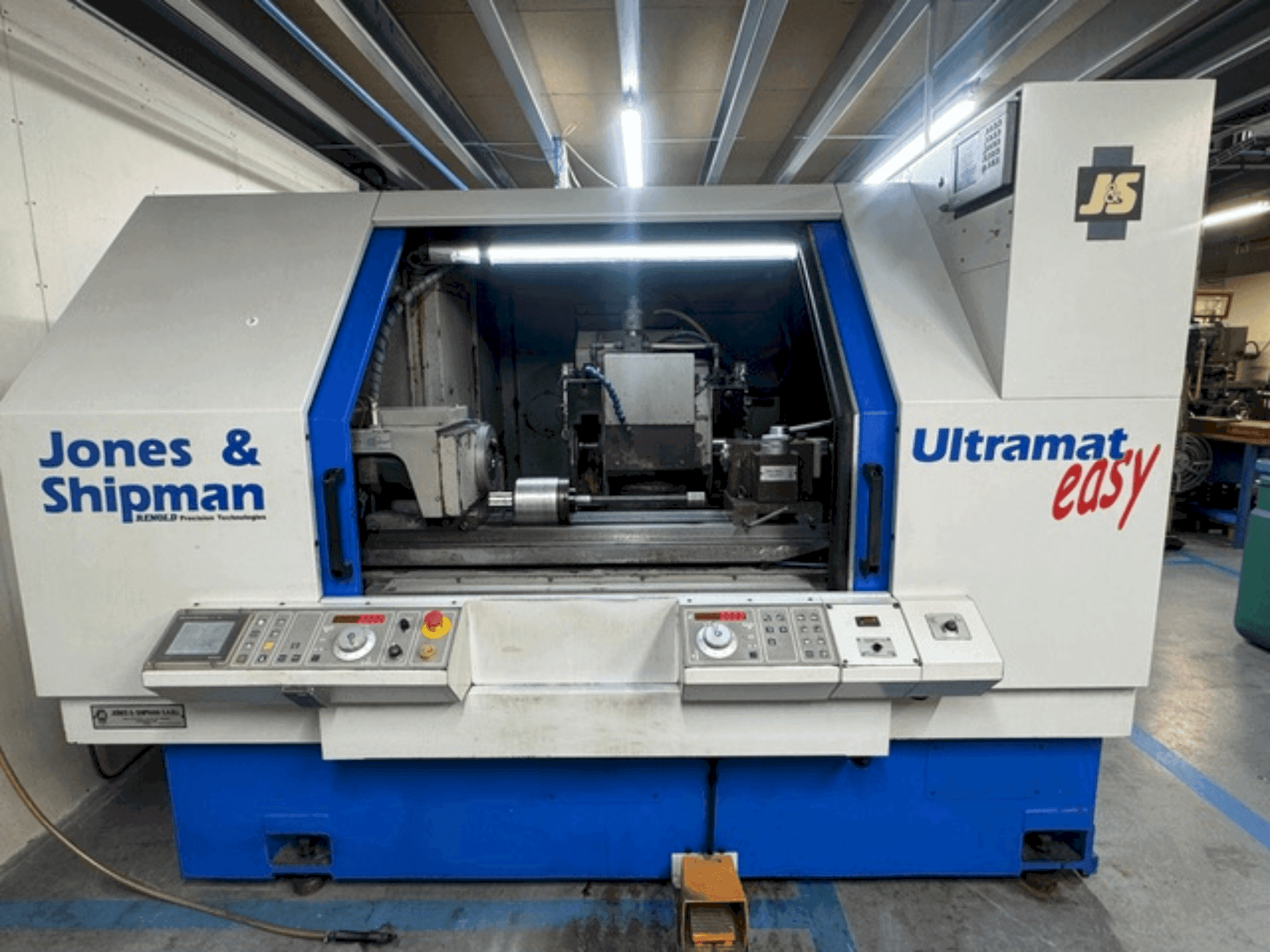 Frontansicht der Jones & Shipman ULTRAMAT EASY CNC  Maschine
