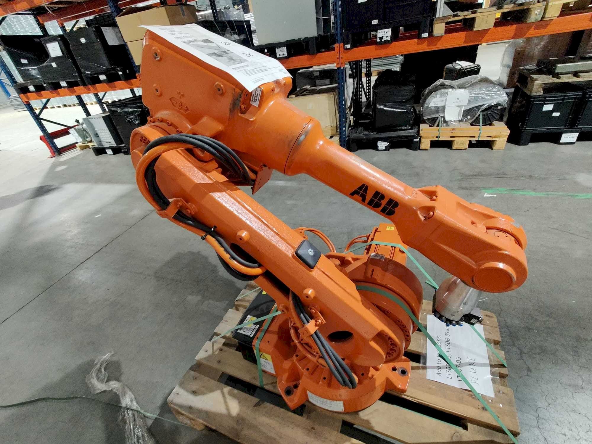 Frontansicht der ABB IRB 2600 M2004  Maschine