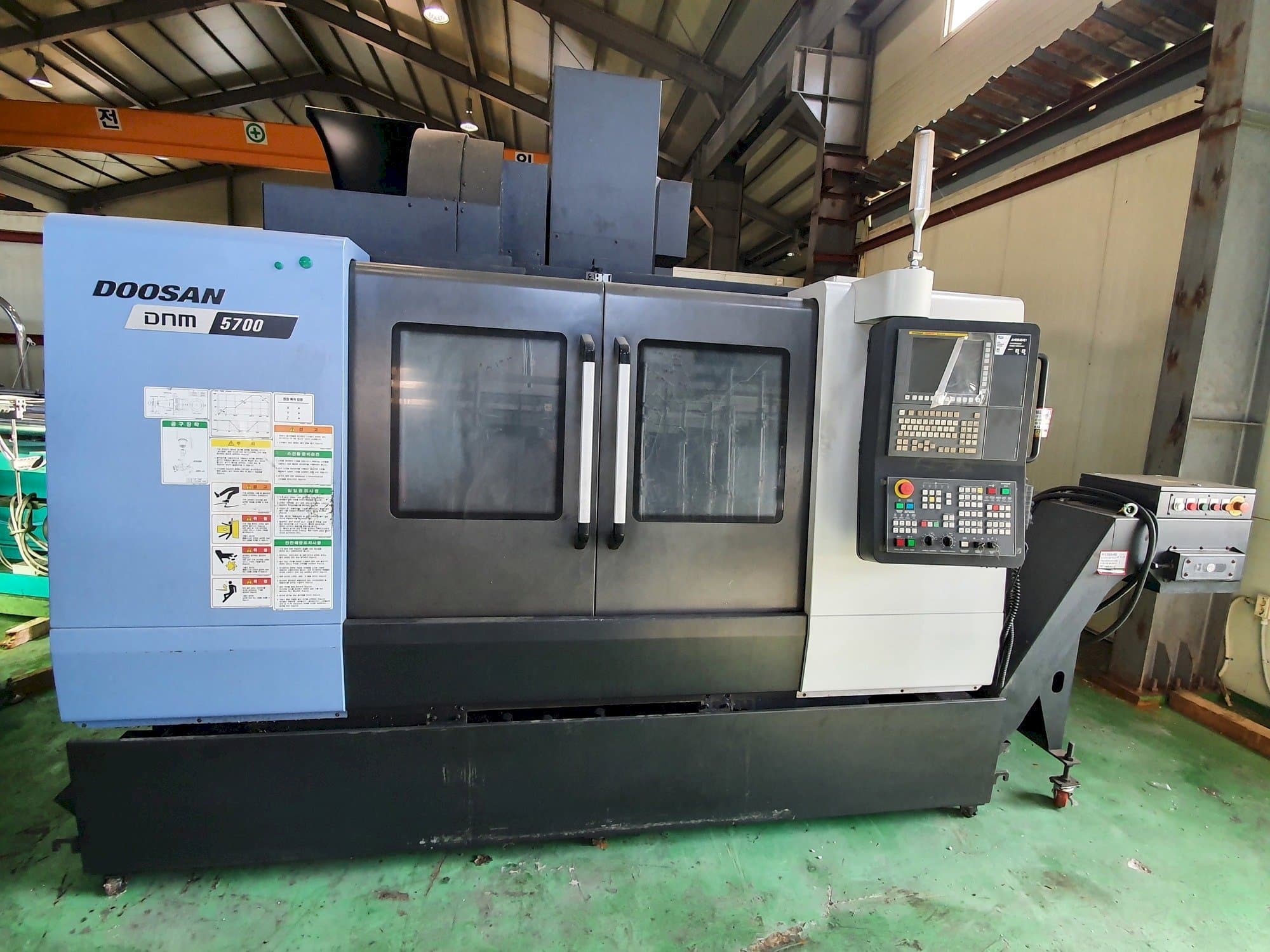 Frontansicht der Doosan DNM5700  Maschine