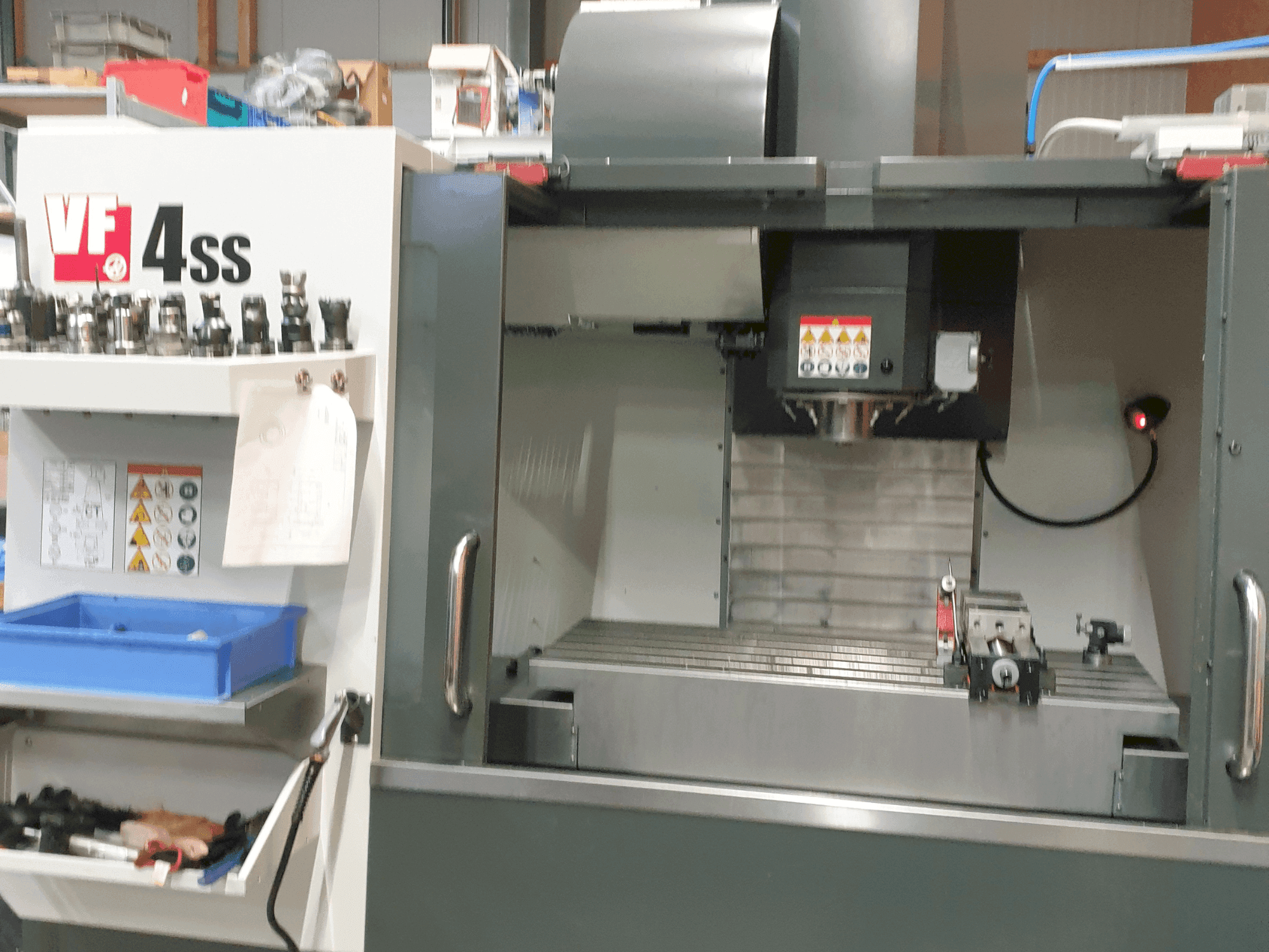 Frontansicht der HAAS VF 4 SS  Maschine