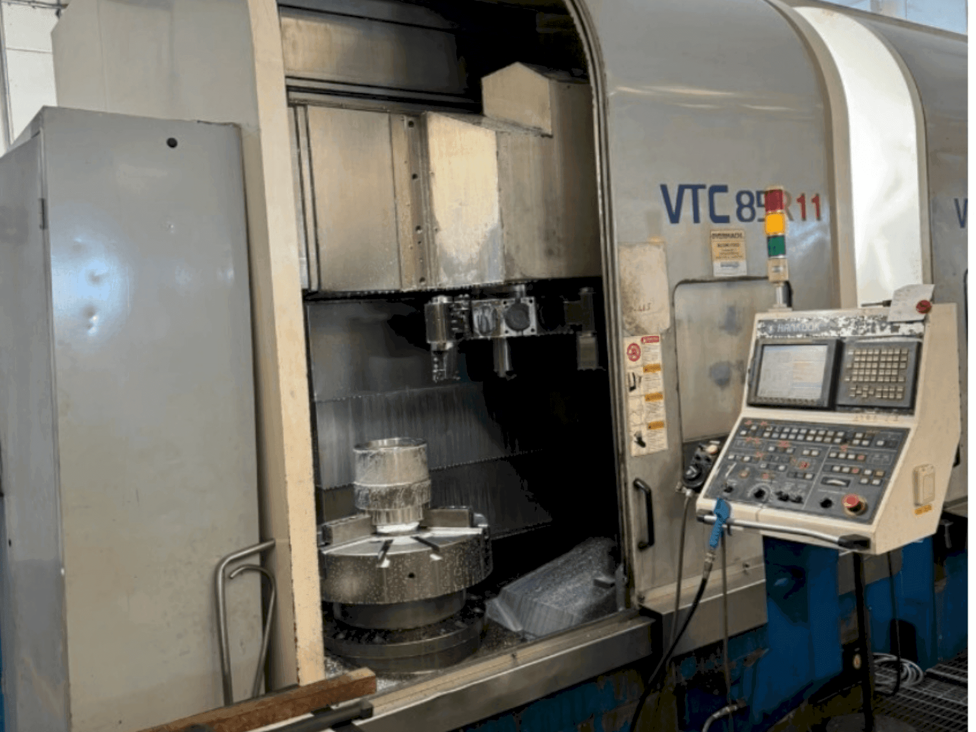 Frontansicht der HANKOOK VTC 85  Maschine