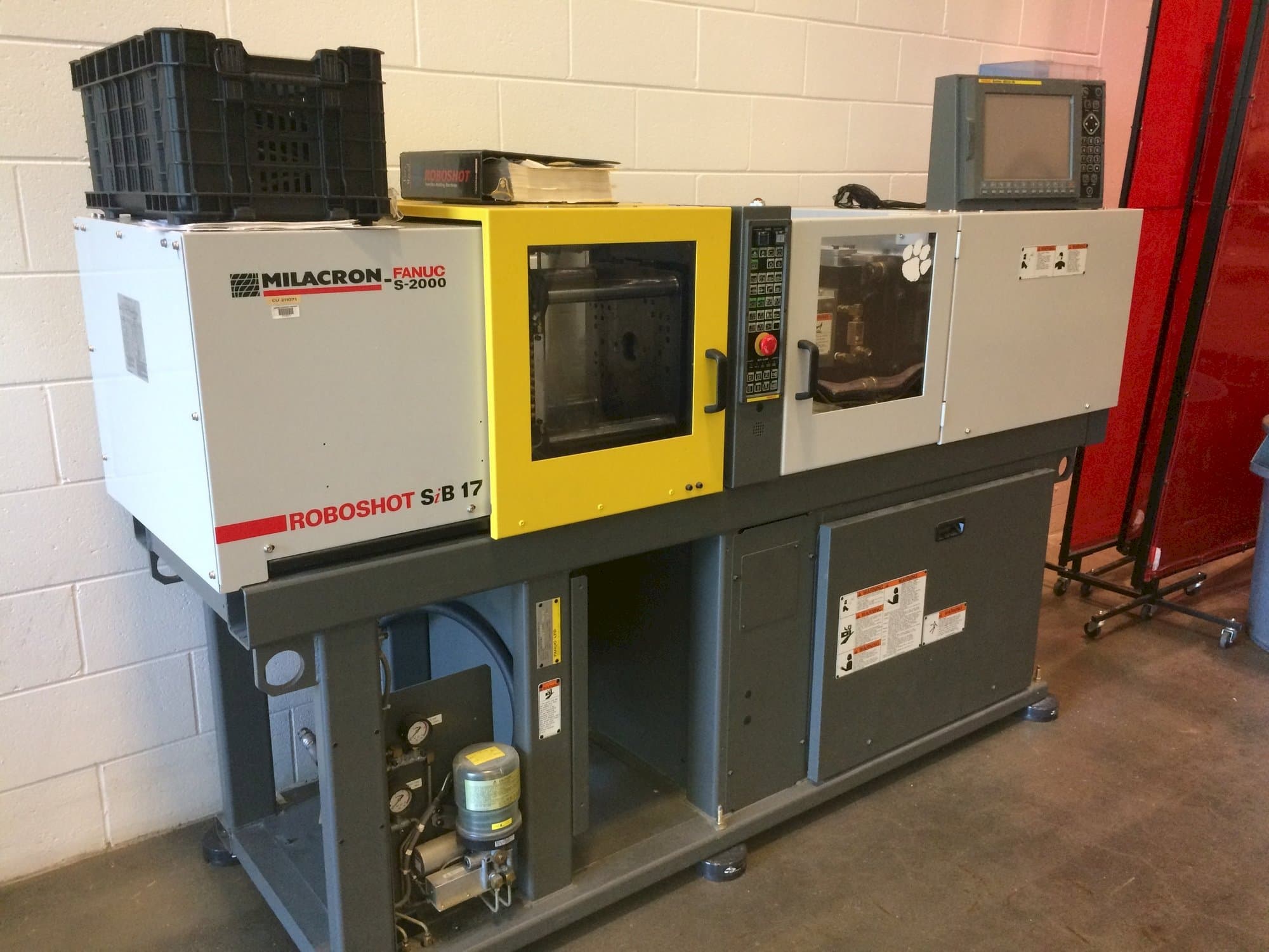 Frontansicht der Milacron Roboshot S-2000i15A  Maschine