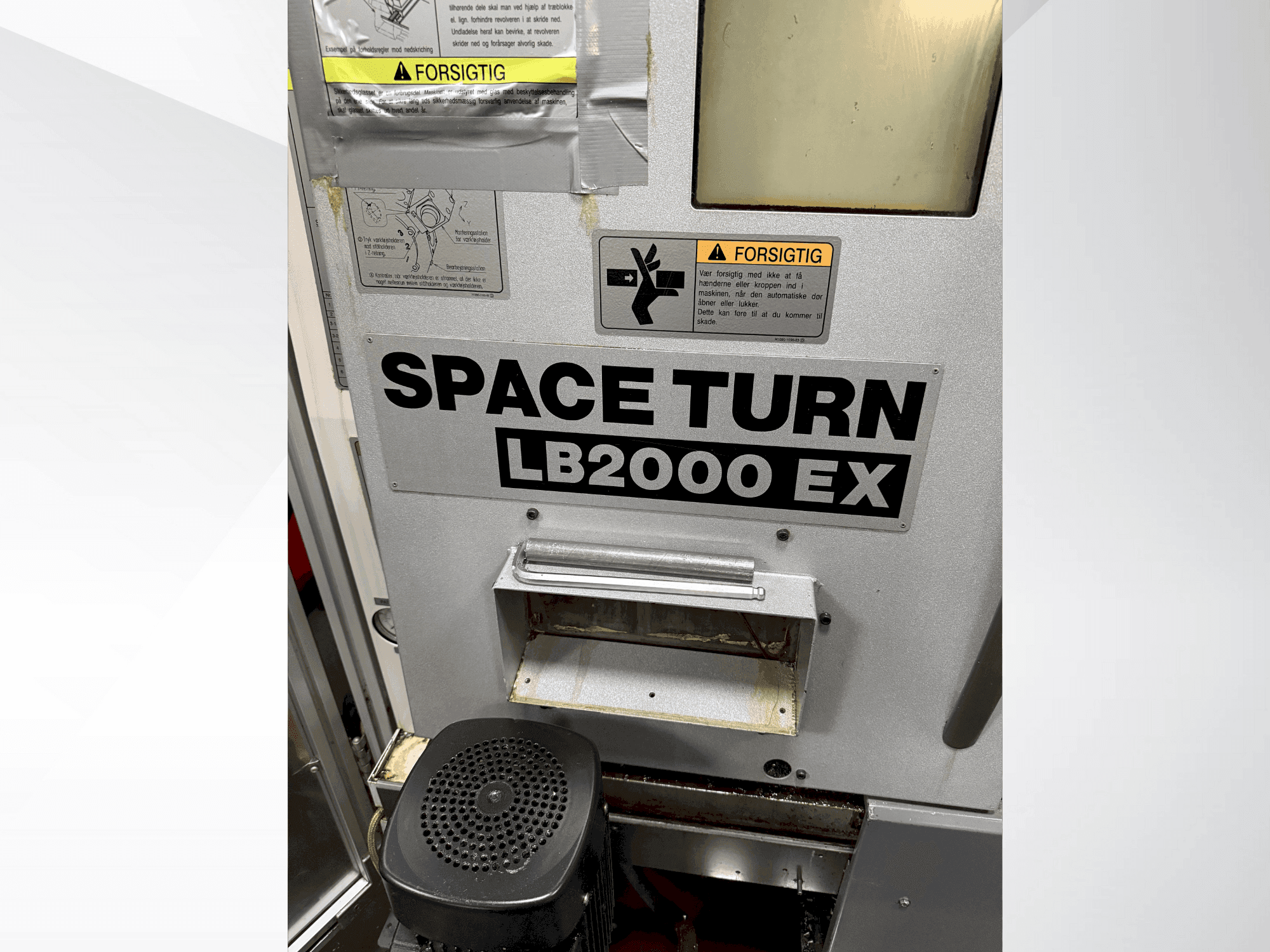 Frontansicht der Okuma Space Turn LB2000 EX  Maschine