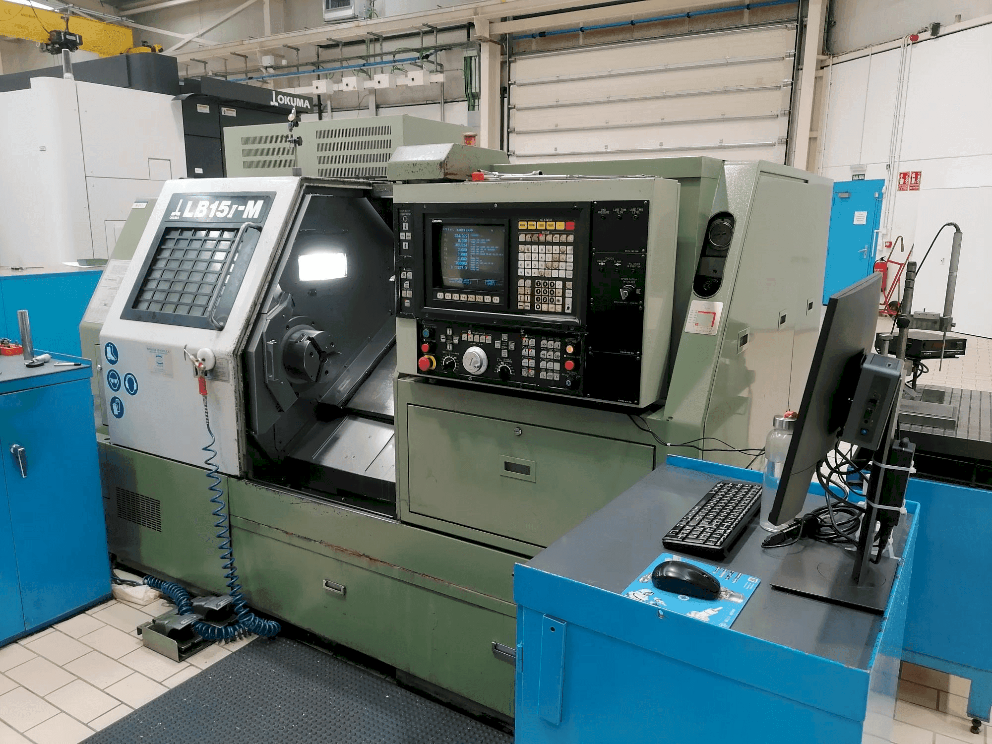 Frontansicht der Okuma LB15-M  Maschine