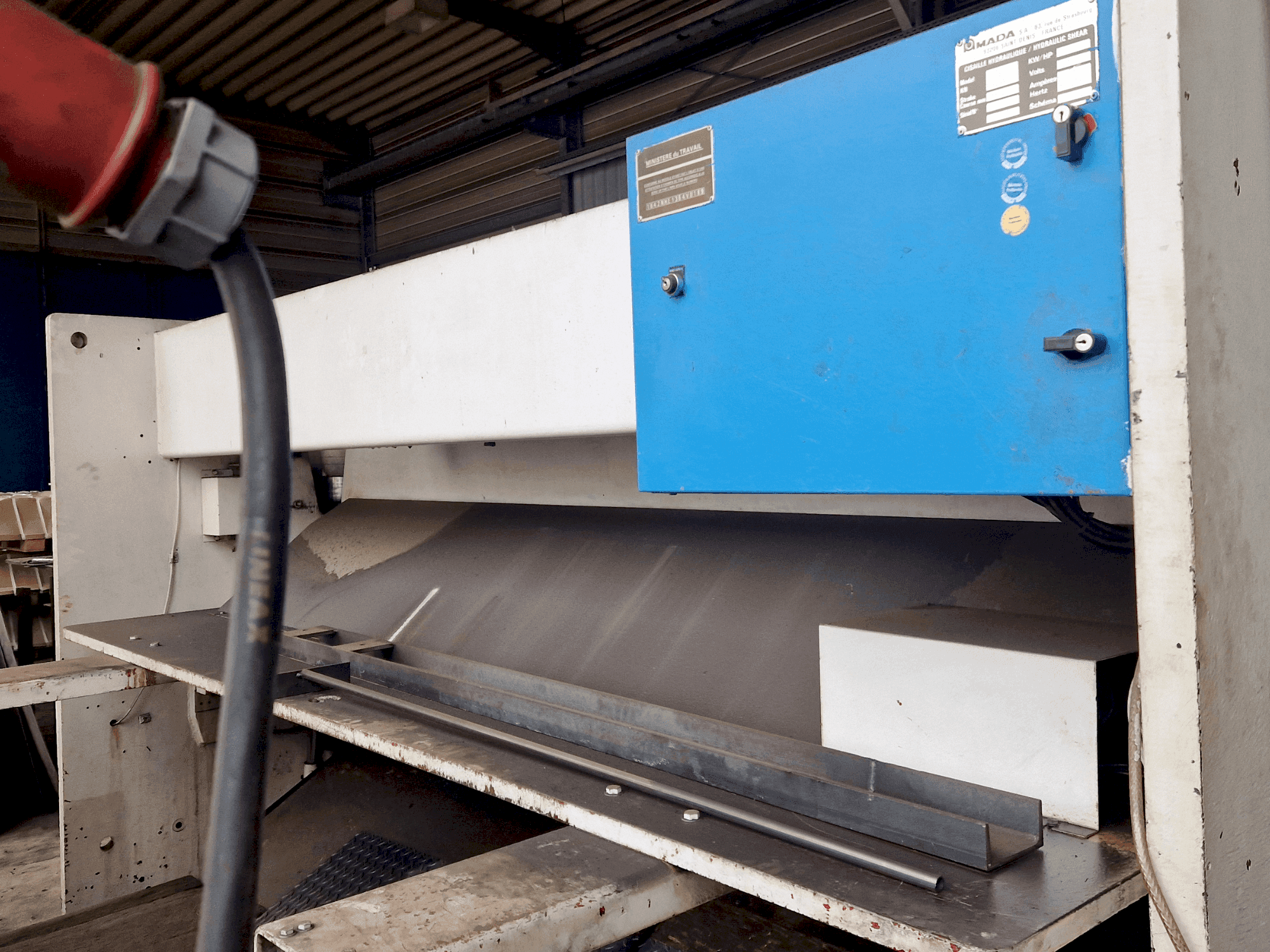 Frontansicht der AMADA GPN1 30  Maschine