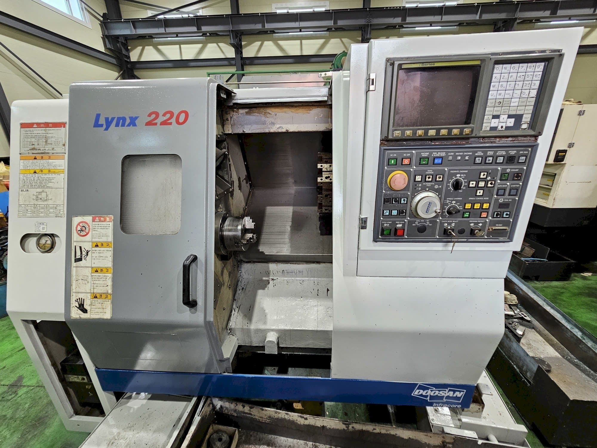 Frontansicht der Doosan Lynx 220A  Maschine