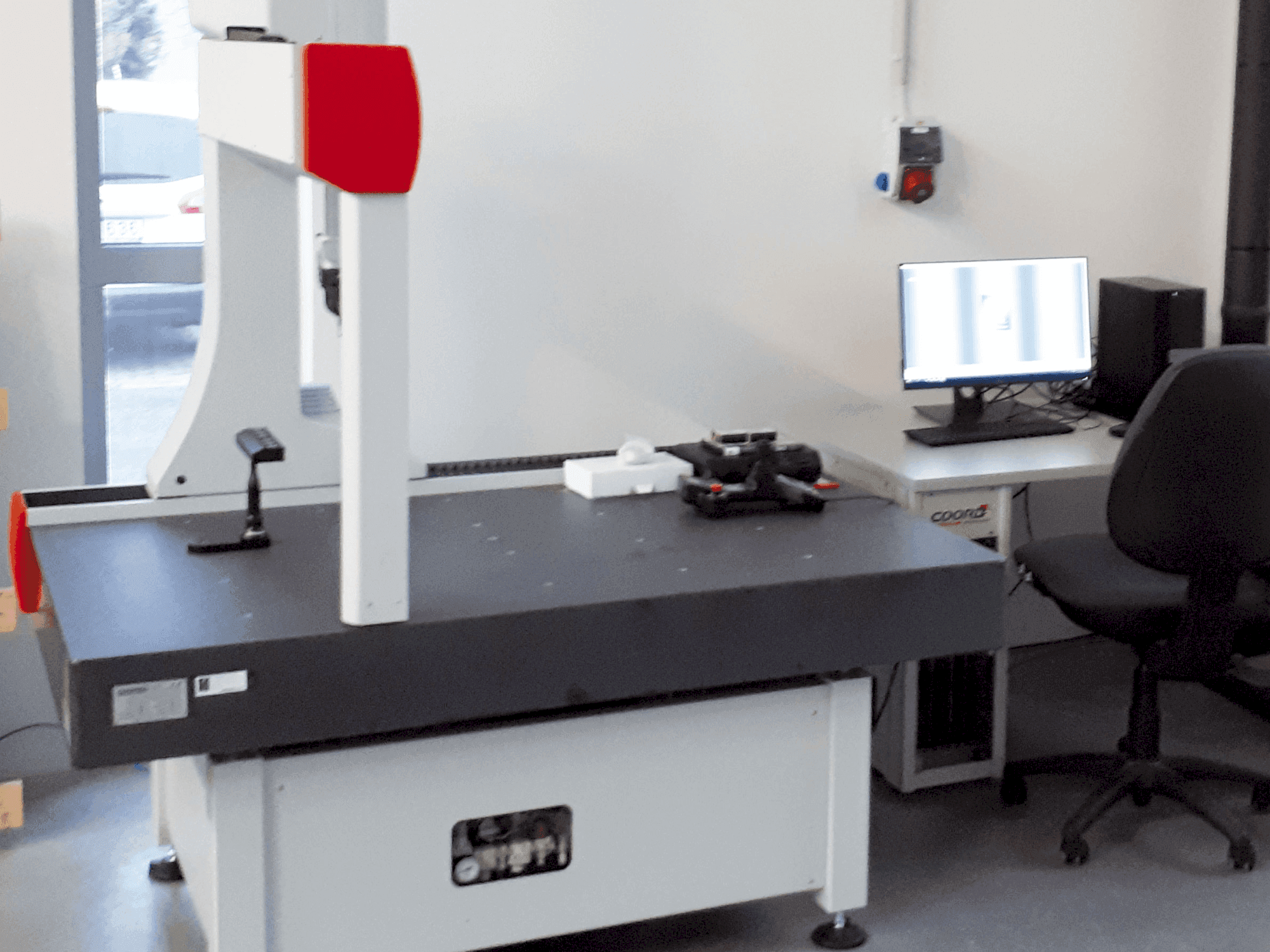 Frontansicht der Coord3 ARES NT-L 10.7.5 CNC  Maschine