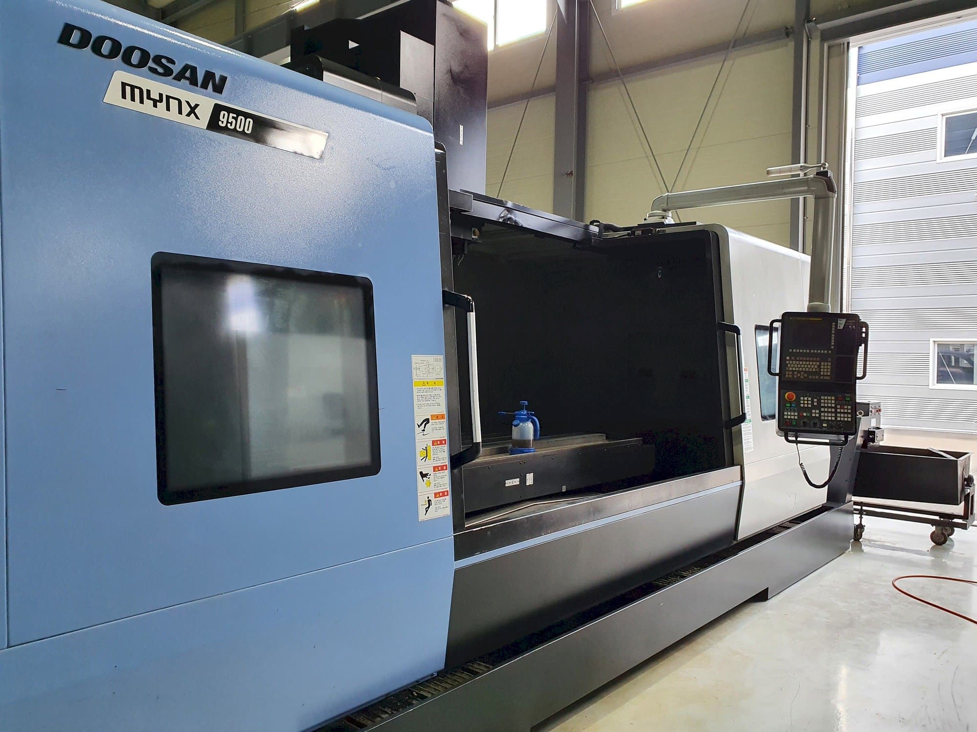 Frontansicht der Doosan MYNX 9500  Maschine