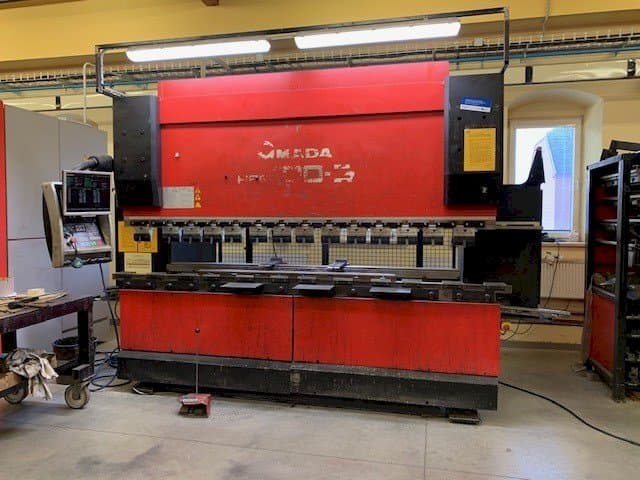 Frontansicht der AMADA HFE 100-3  Maschine