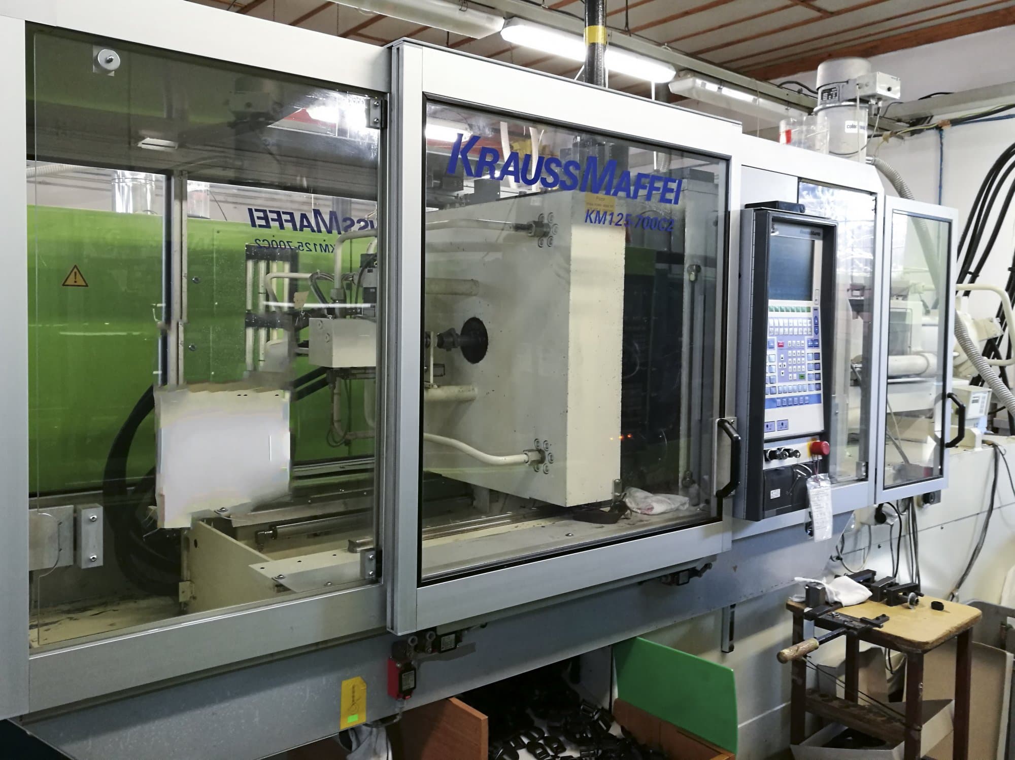 Linke Ansicht der Krauss Maffei 125-700 C2 Maschine