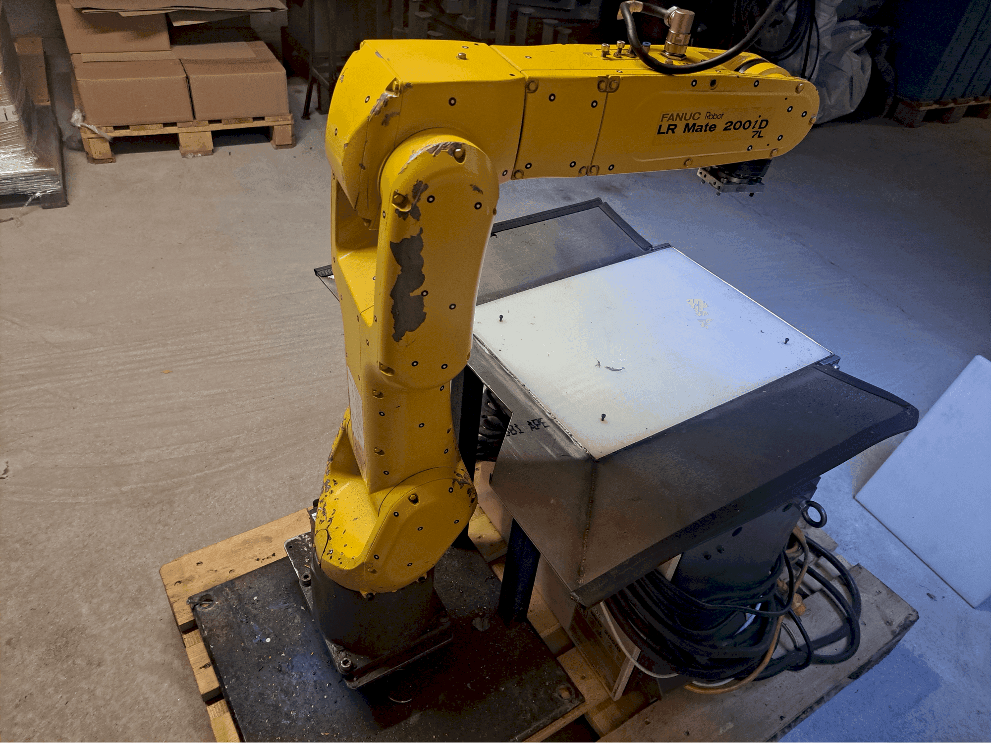 Frontansicht der FANUC LR Mate 200iD/7L  Maschine