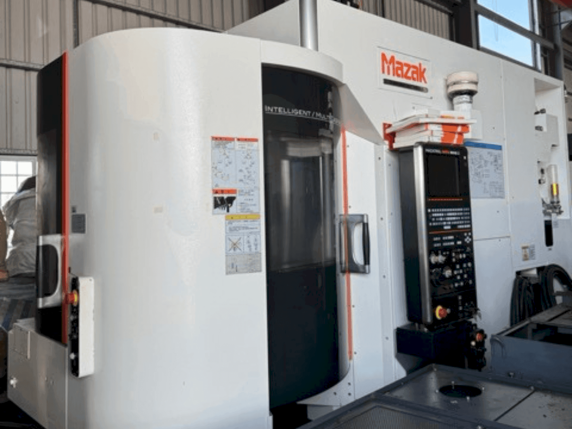 Frontansicht der Mazak VARIAXIS J-500  Maschine