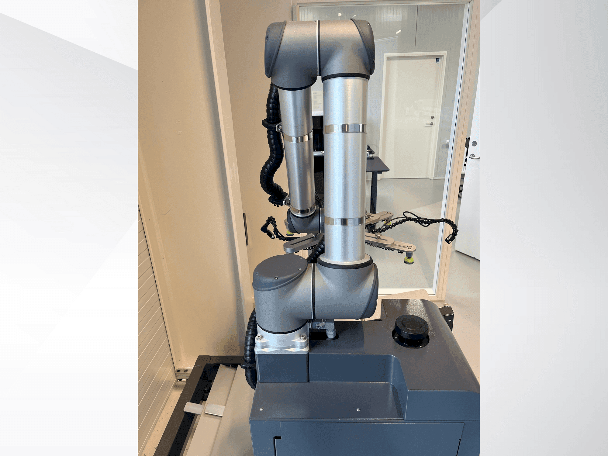 Frontansicht der Universal Robots UR10  Maschine