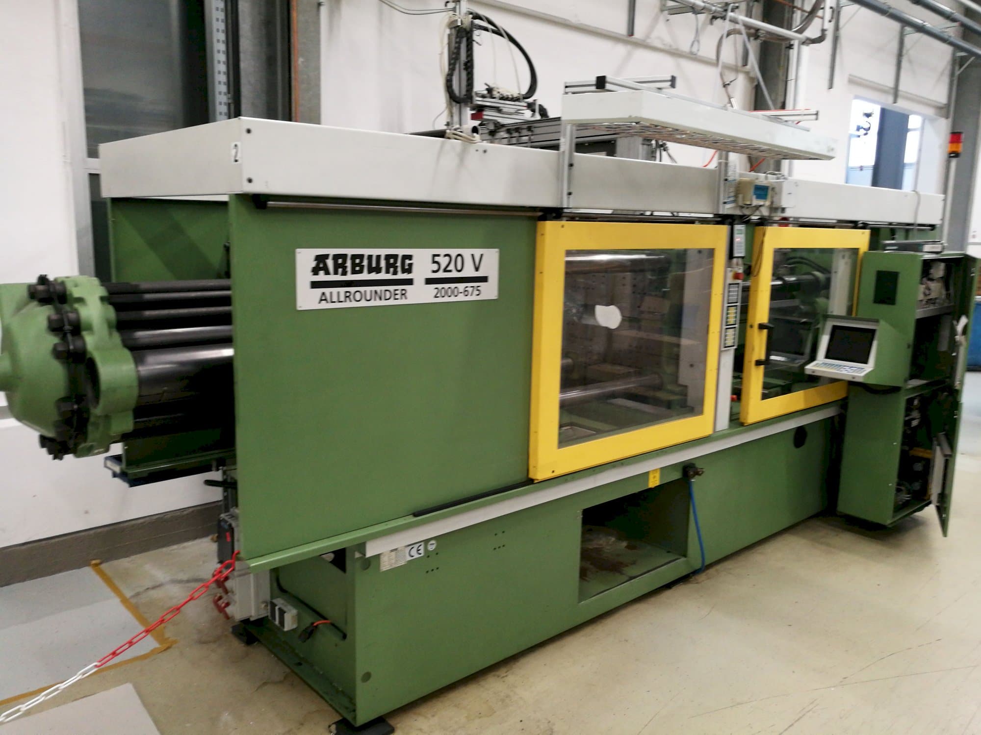 Frontansicht der Arburg 520 V 2000-675 Maschine