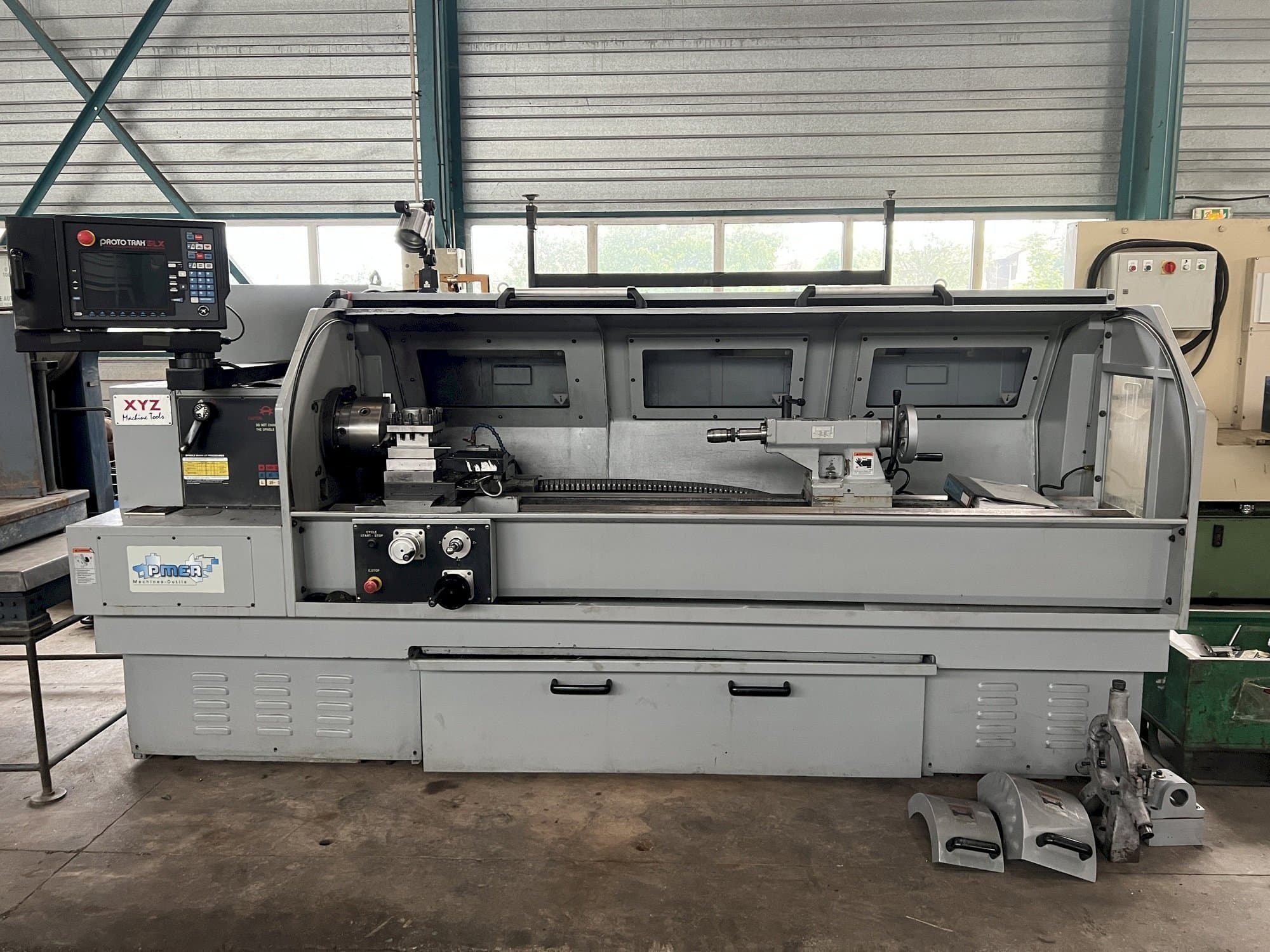 Frontansicht der XYZ PROTURN SLX 425-2M  Maschine