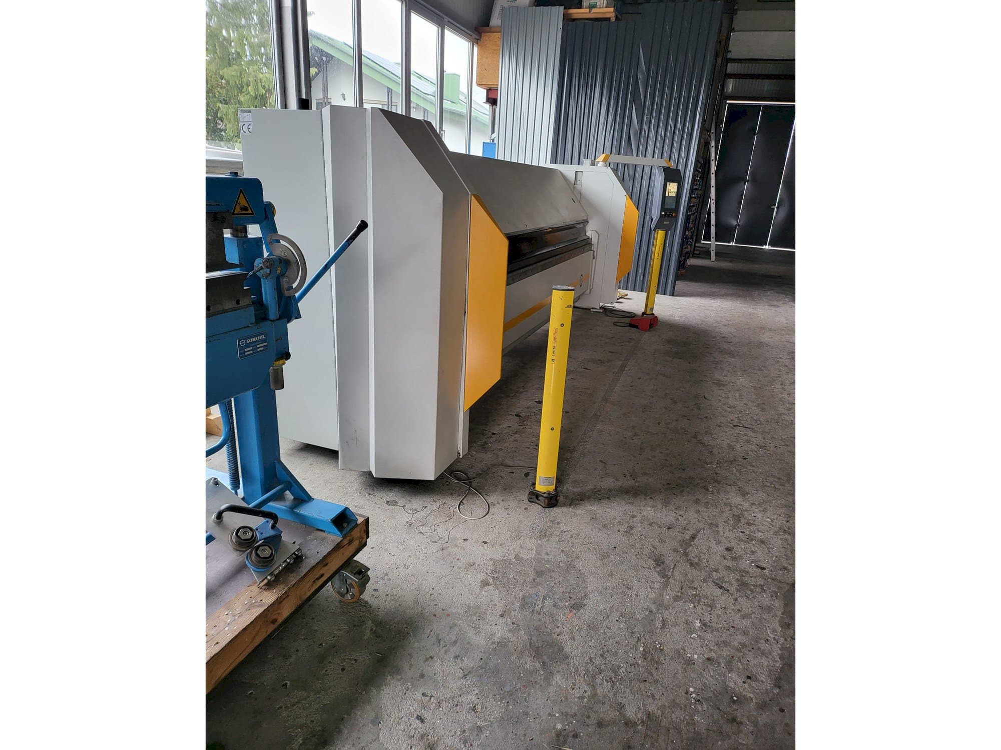 Linke Ansicht der RAS FLEXIbend 73.40  Maschine