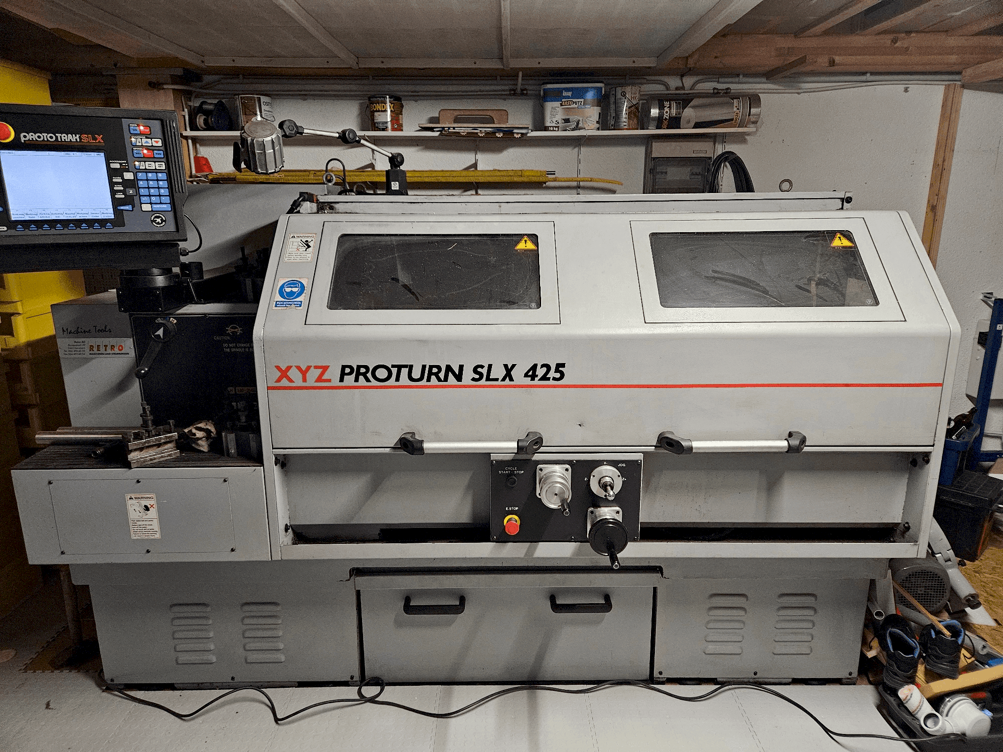 Frontansicht der XYZ Proturn SLX 425 Maschine