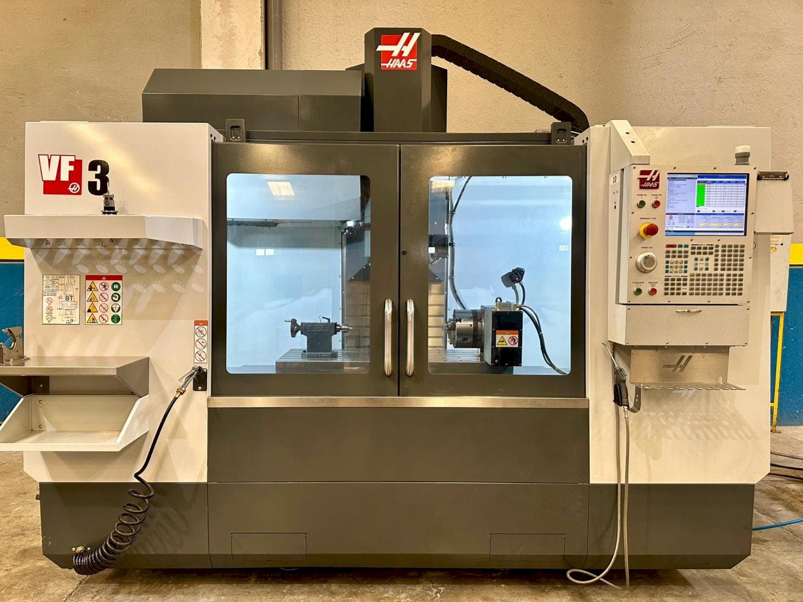 Frontansicht der HAAS VF-3  Maschine