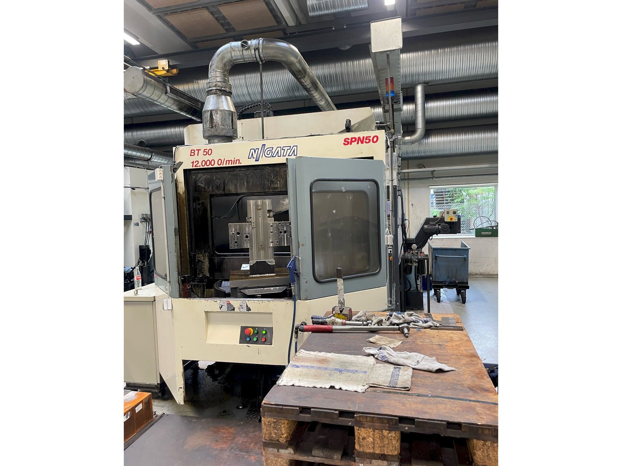 Frontansicht der Niigata SPN 50  Maschine