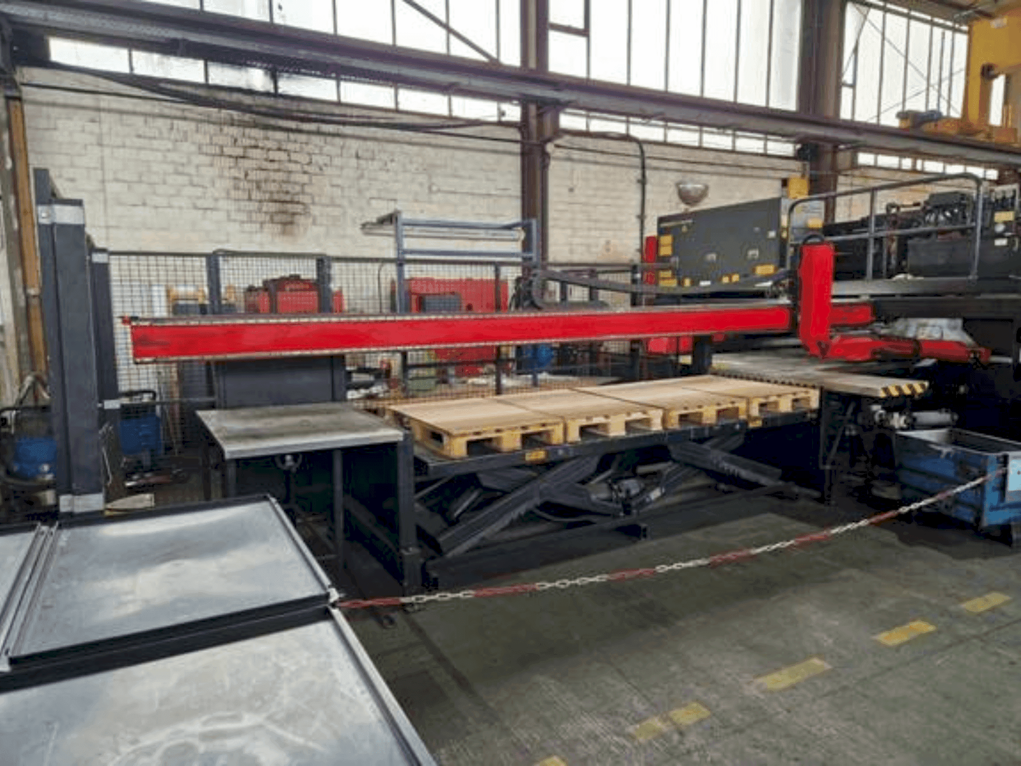 Frontansicht der AMADA AP3-2610 V  Maschine