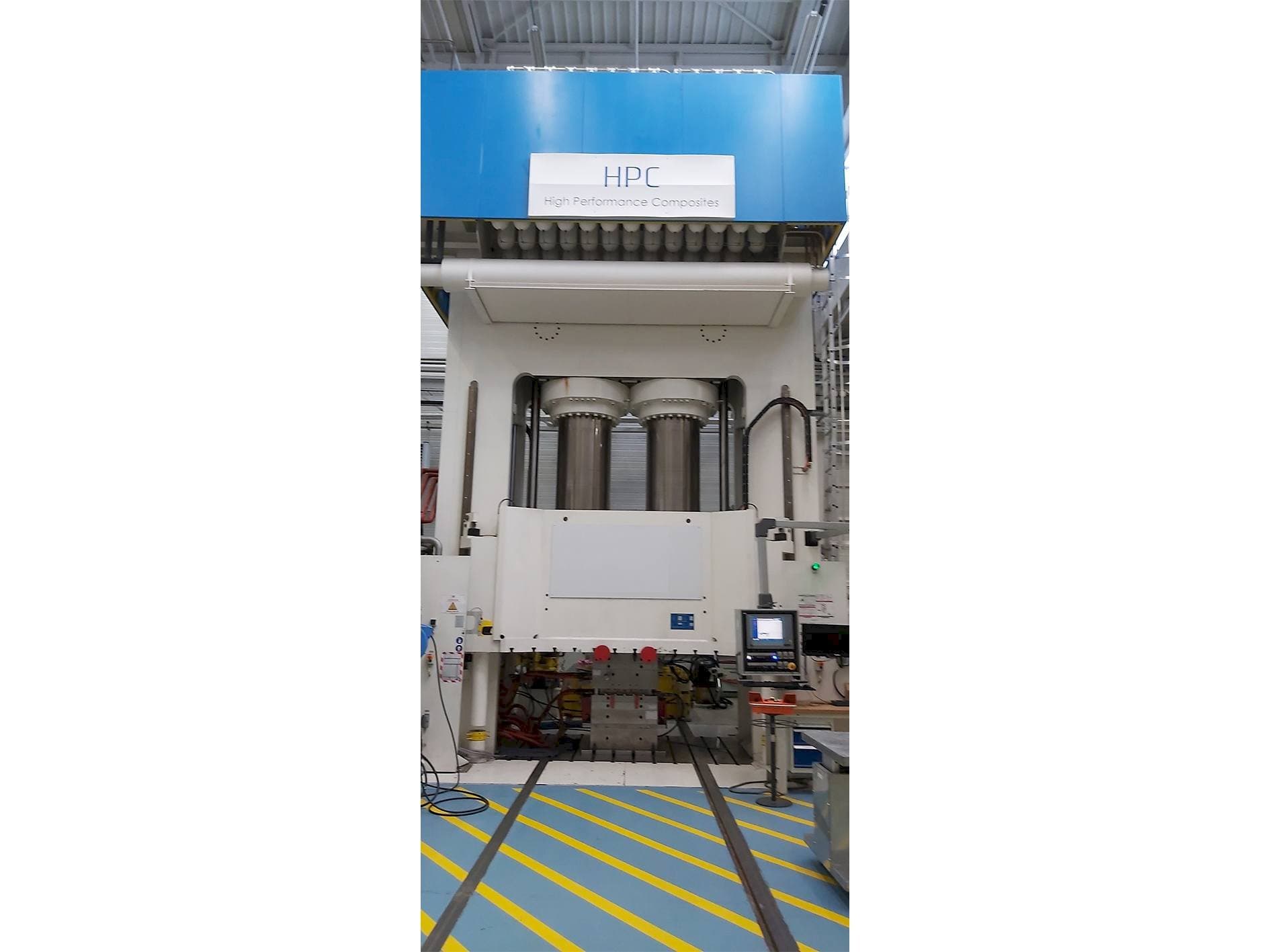 Frontansicht der Dieffenbacher 2500 Ton  Maschine