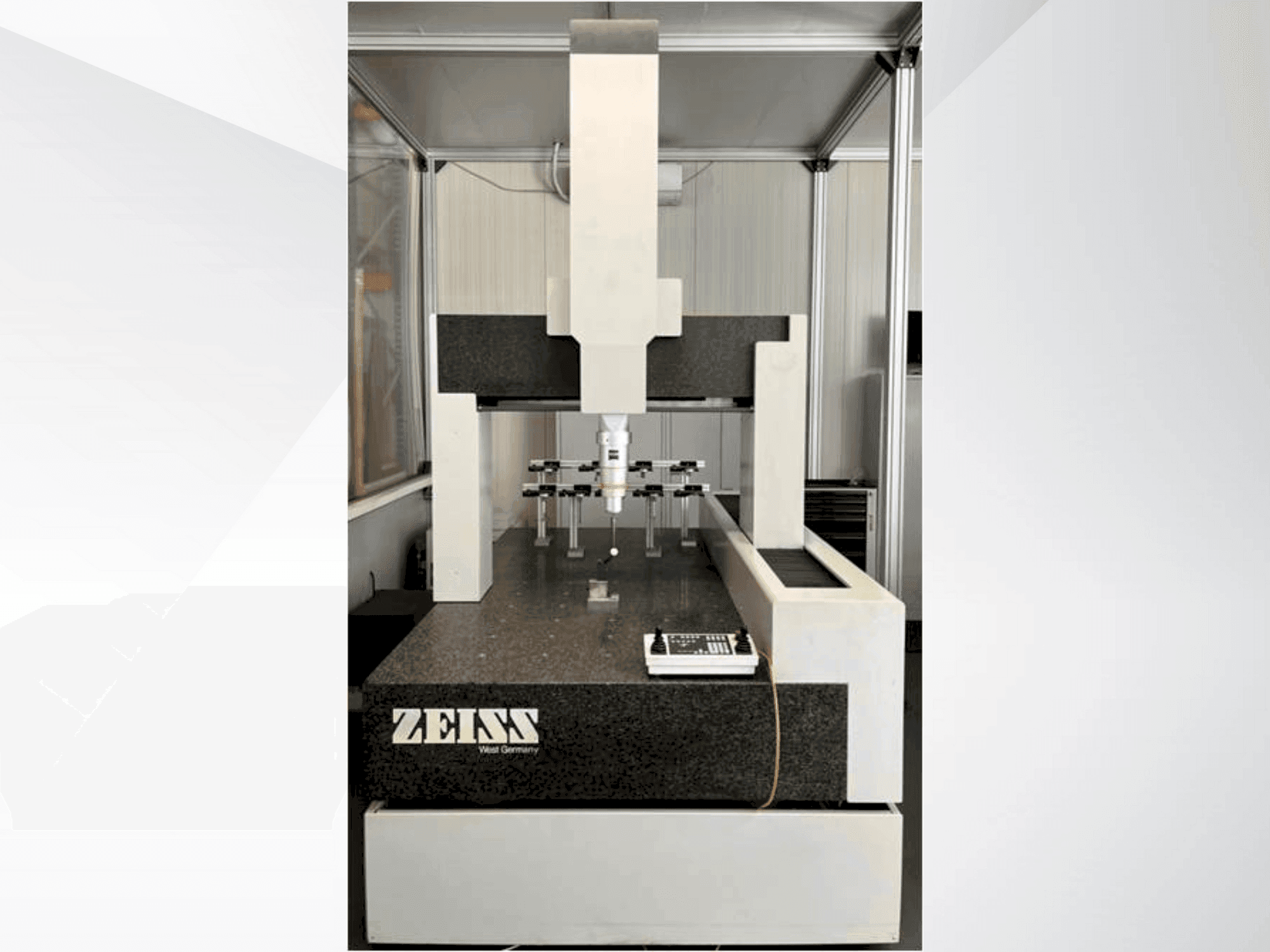 Frontansicht der ZEISS UMC 850  Maschine