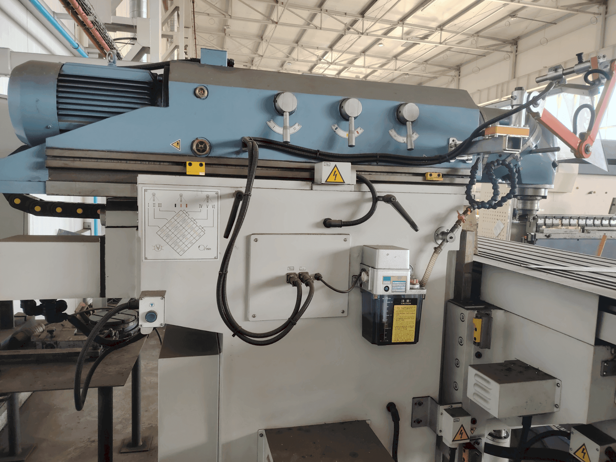 Frontansicht der Bernardo Variomill FU 2000E Servo  Maschine