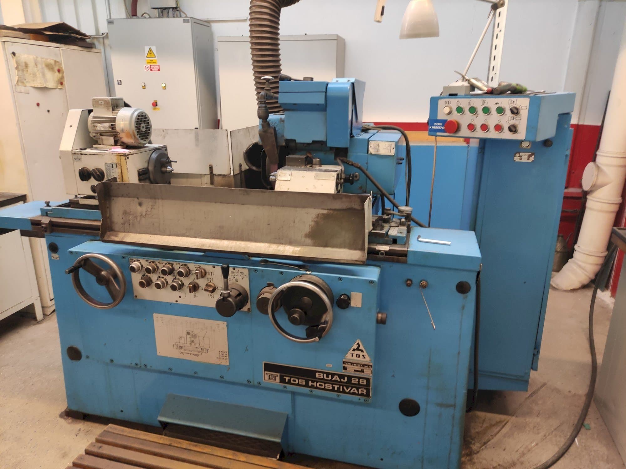 Frontansicht der TOS BUAJ 28  Maschine