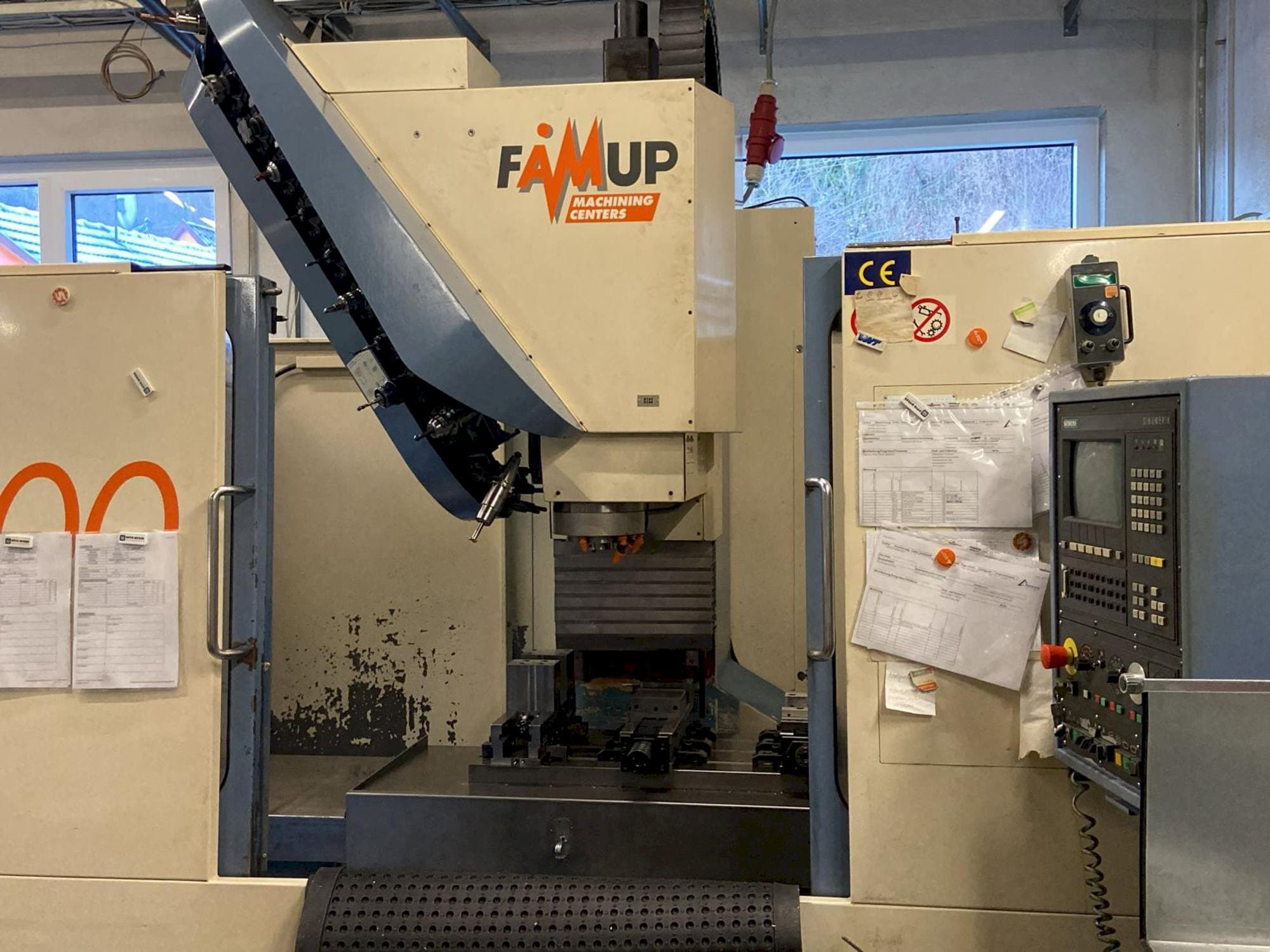 Frontansicht der FAMUP MCX1000  Maschine