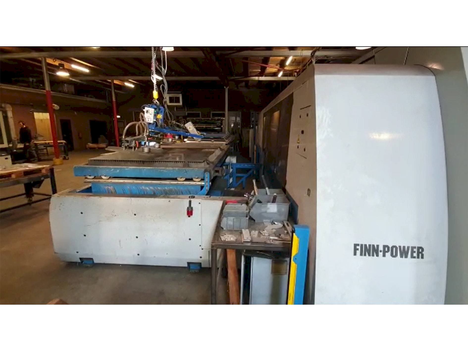 Frontansicht der Finn-Power L6 4kW CO2  Maschine