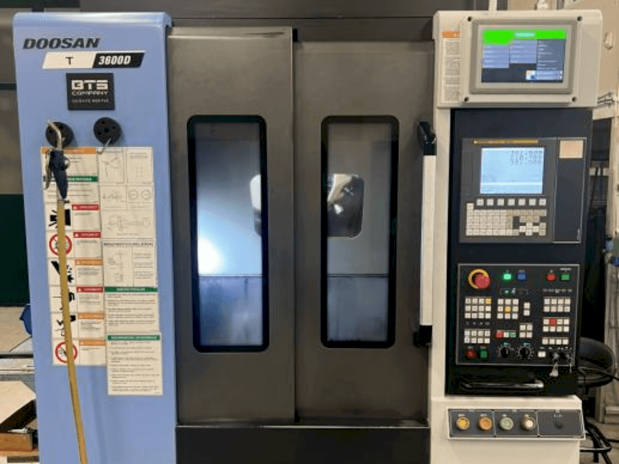Frontansicht der DOOSAN T3600 D  Maschine