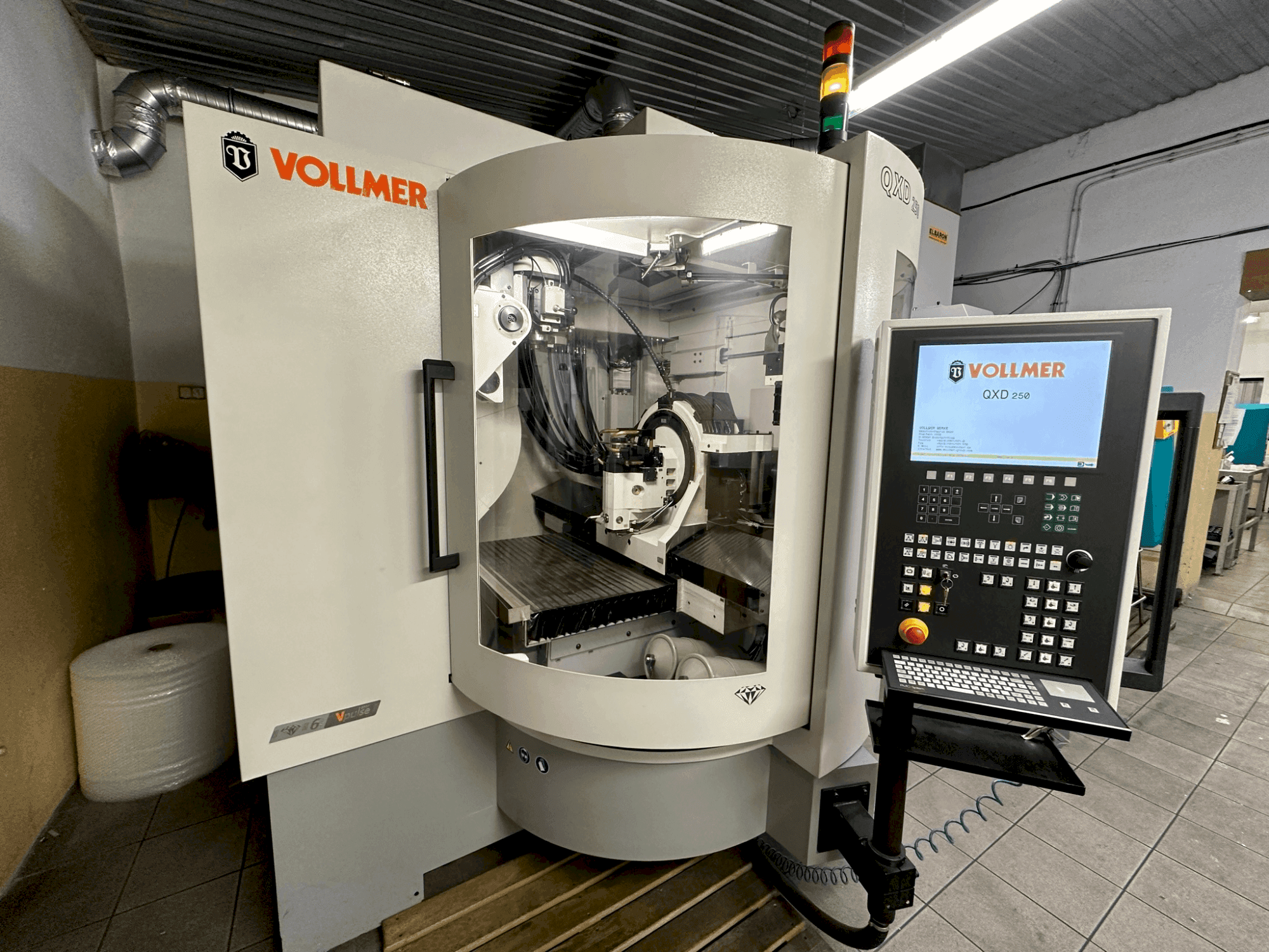 Frontansicht der VOLLMER QXD 250  Maschine