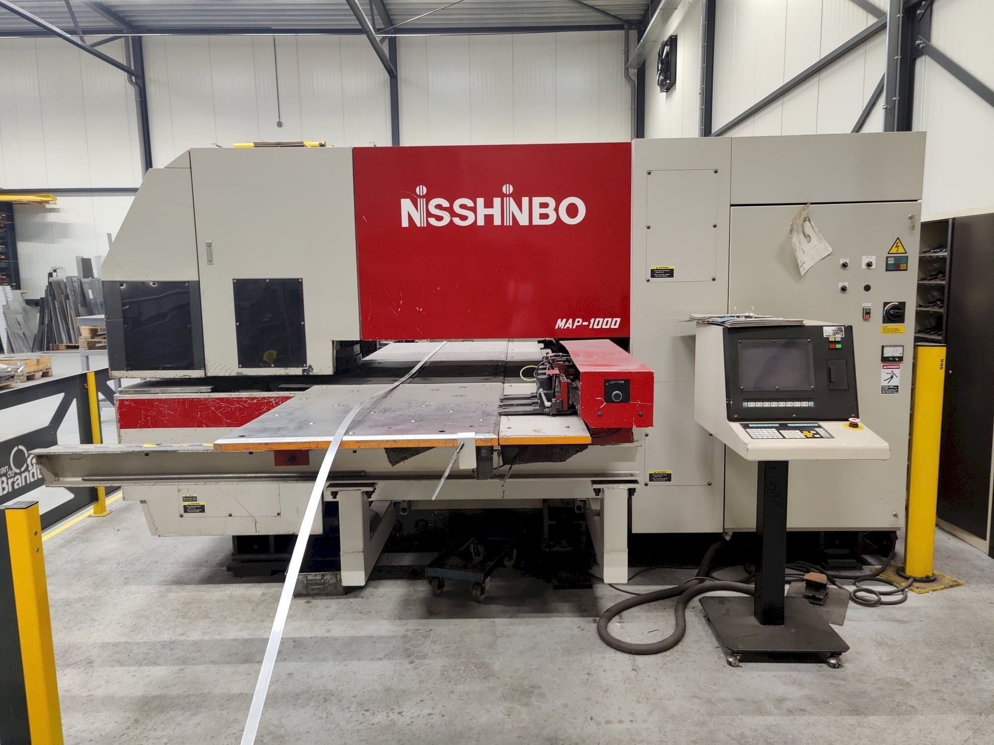 Frontansicht der Nisshinbo MAP-1000  Maschine
