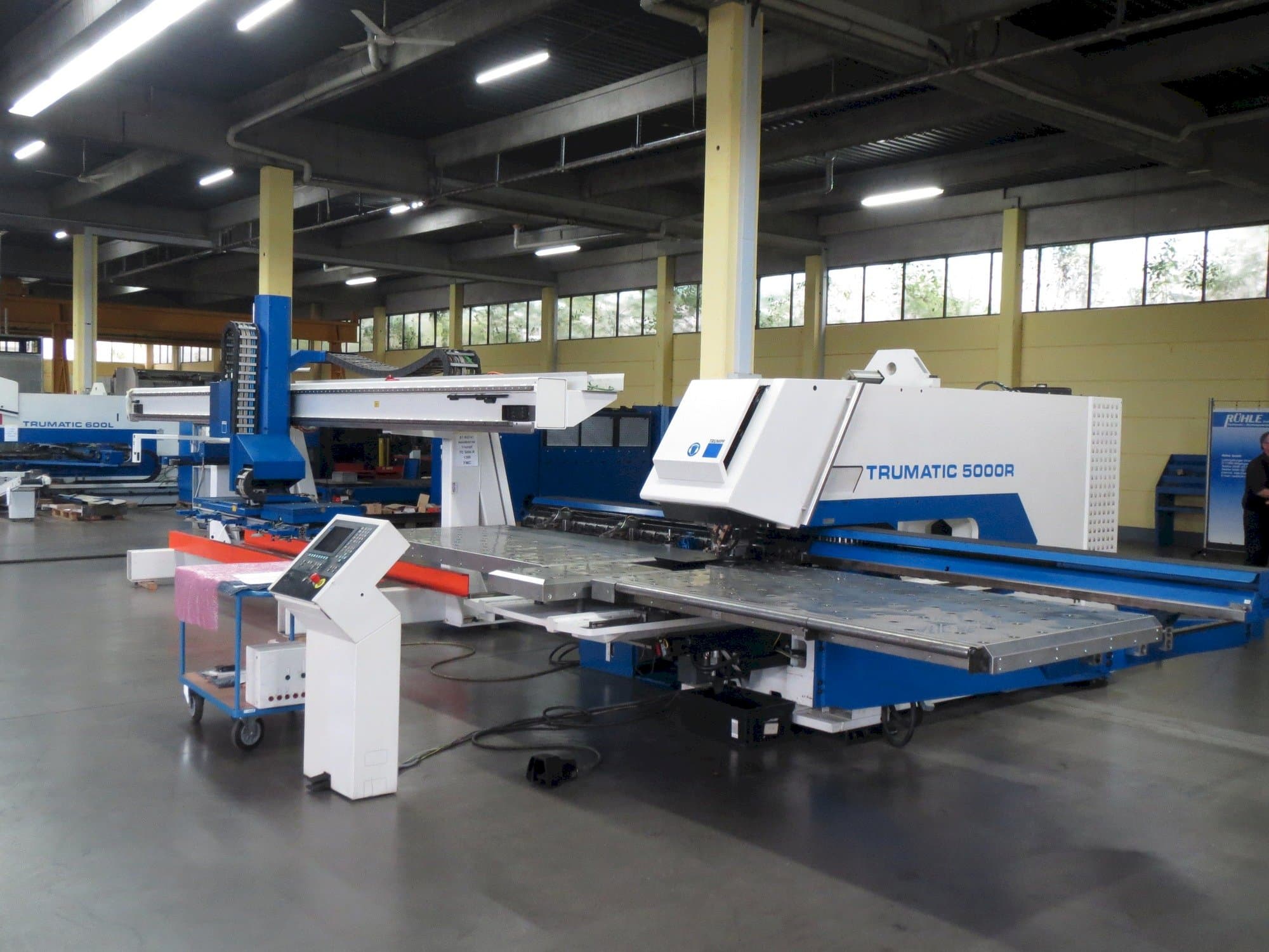 Frontansicht der Trumpf Trumatic 5000 R  Maschine