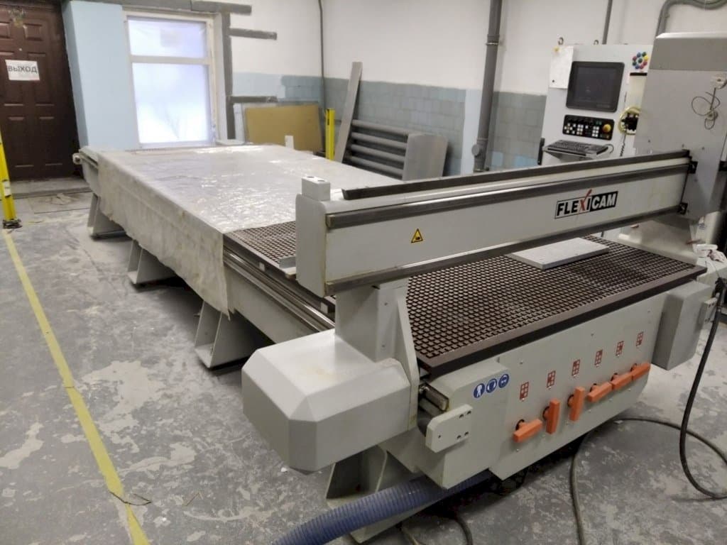 Frontansicht der Becker FLEXICAM 1540  Maschine