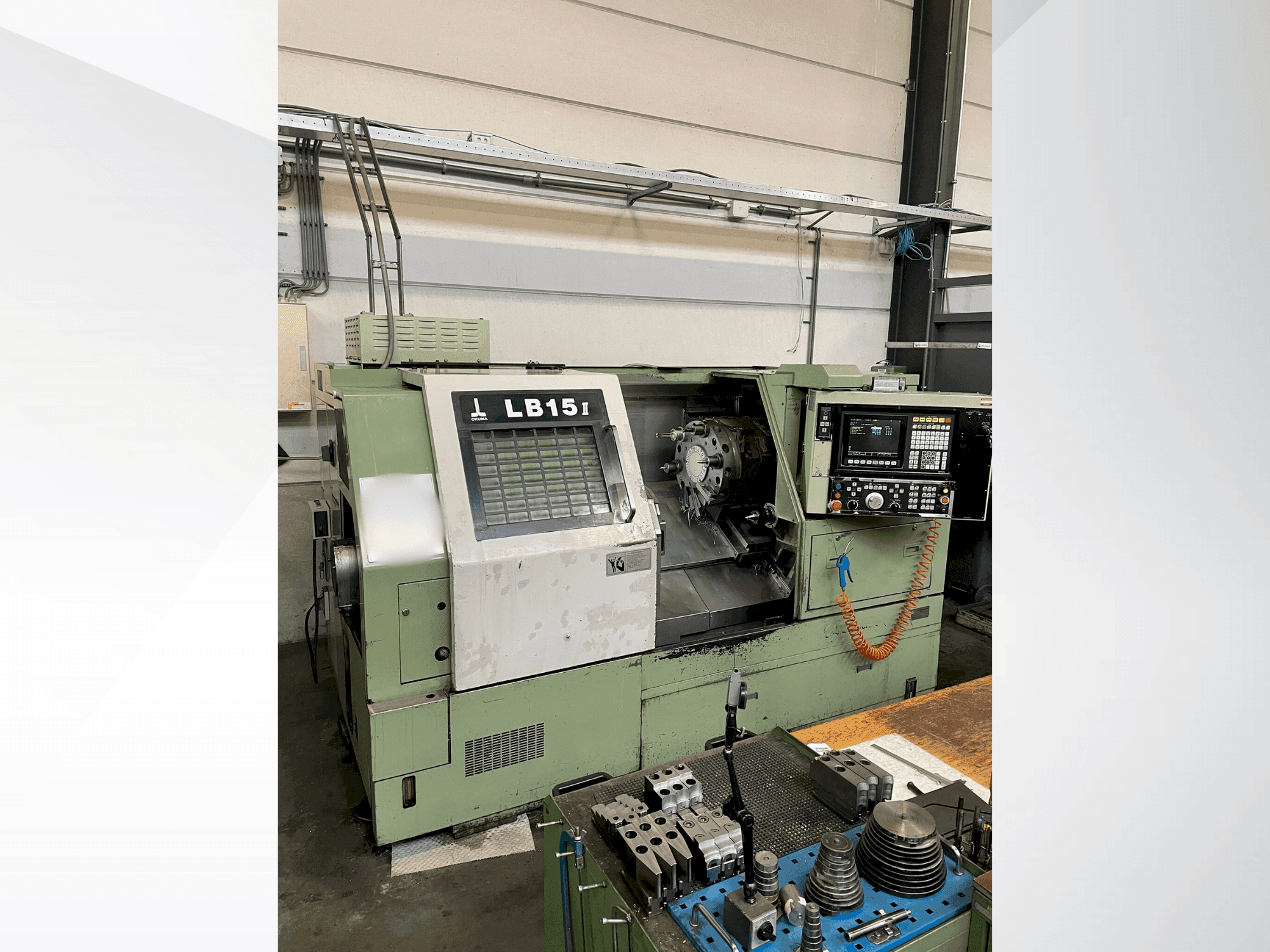 Frontansicht der Okuma LB15II  Maschine