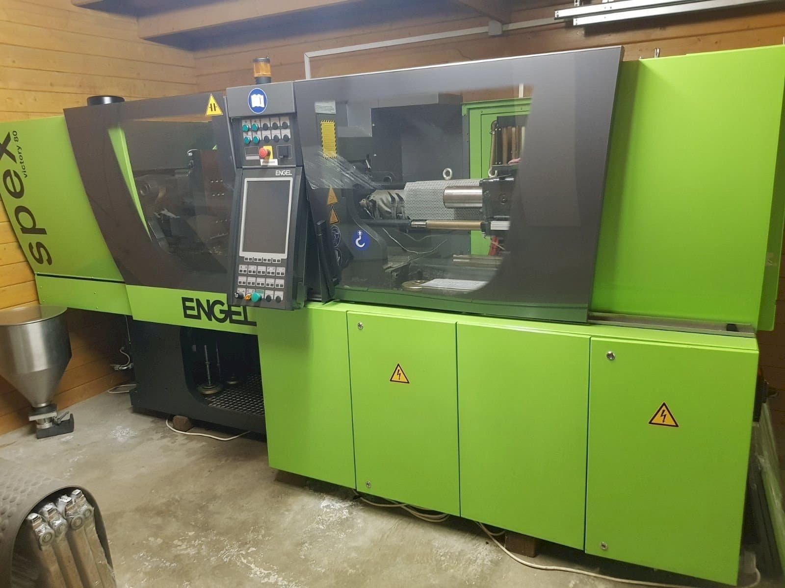 Frontansicht der ENGEL victory 330/80 spex  Maschine