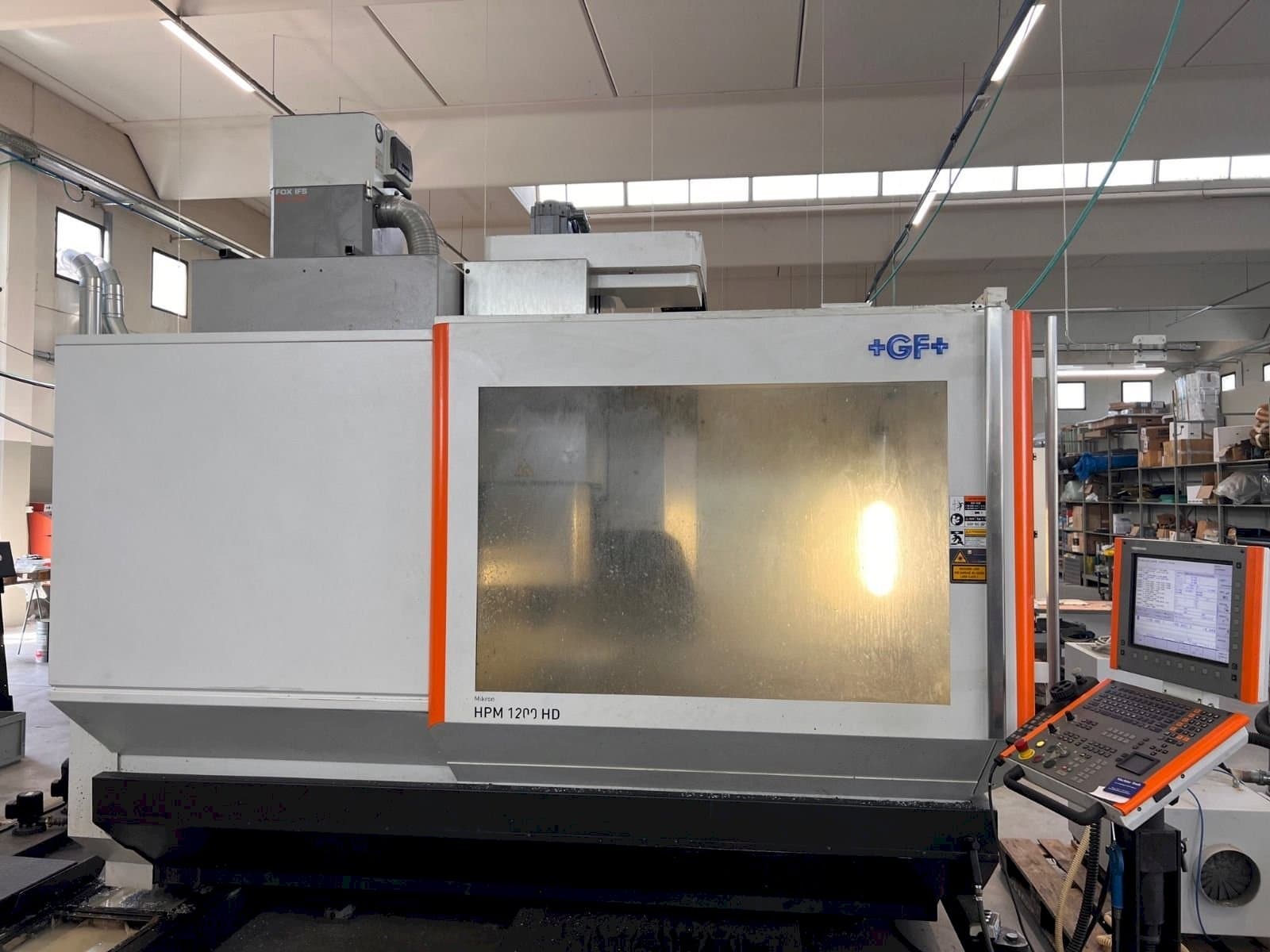 Frontansicht der MIKRON HPM 1200 HD  Maschine