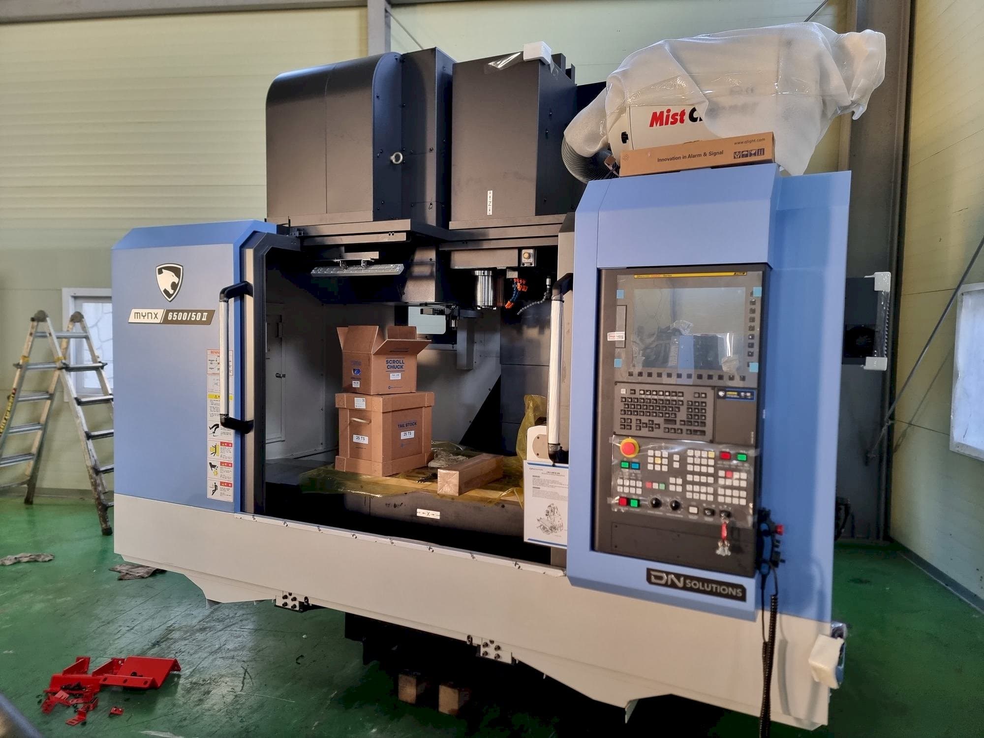 Frontansicht der DN SOLUTIONS MYNX 6500/50  Maschine