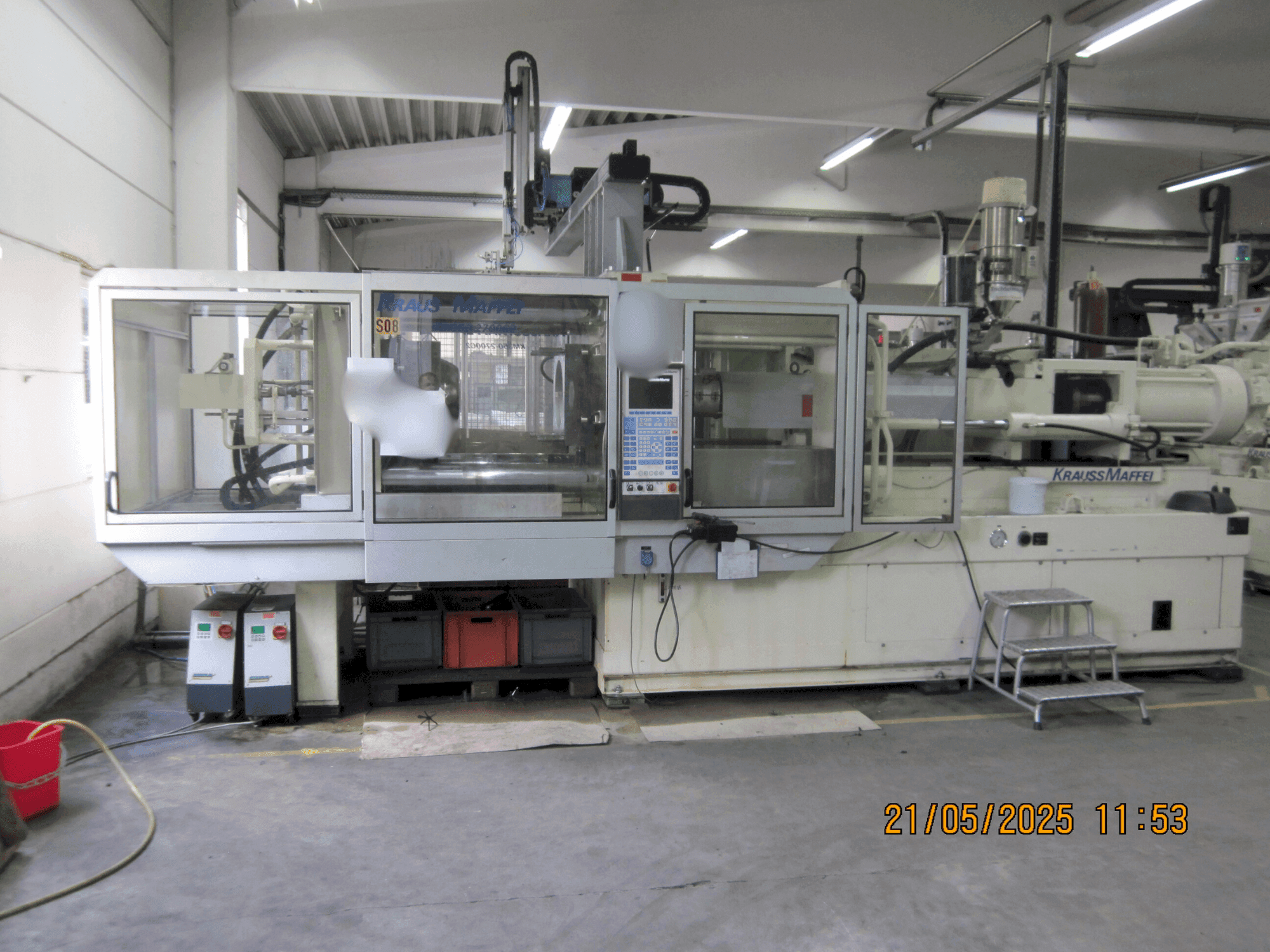 Frontansicht der Krauss Maffei 350-2700 C2  Maschine