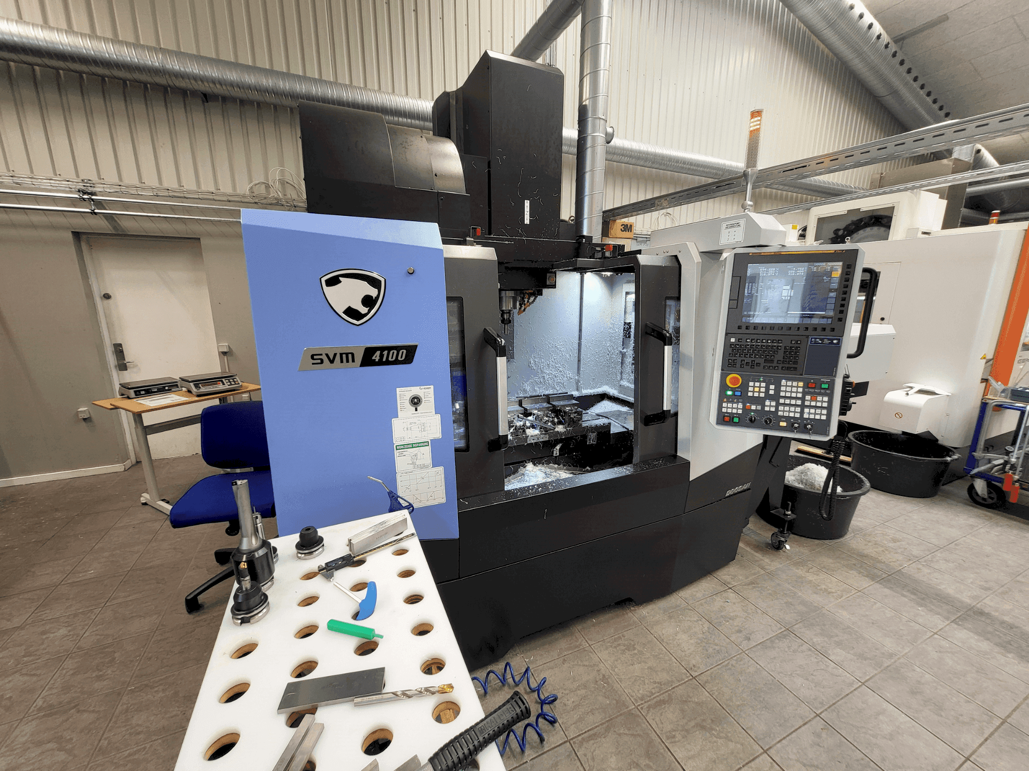 Frontansicht der DOOSAN SVM4100  Maschine