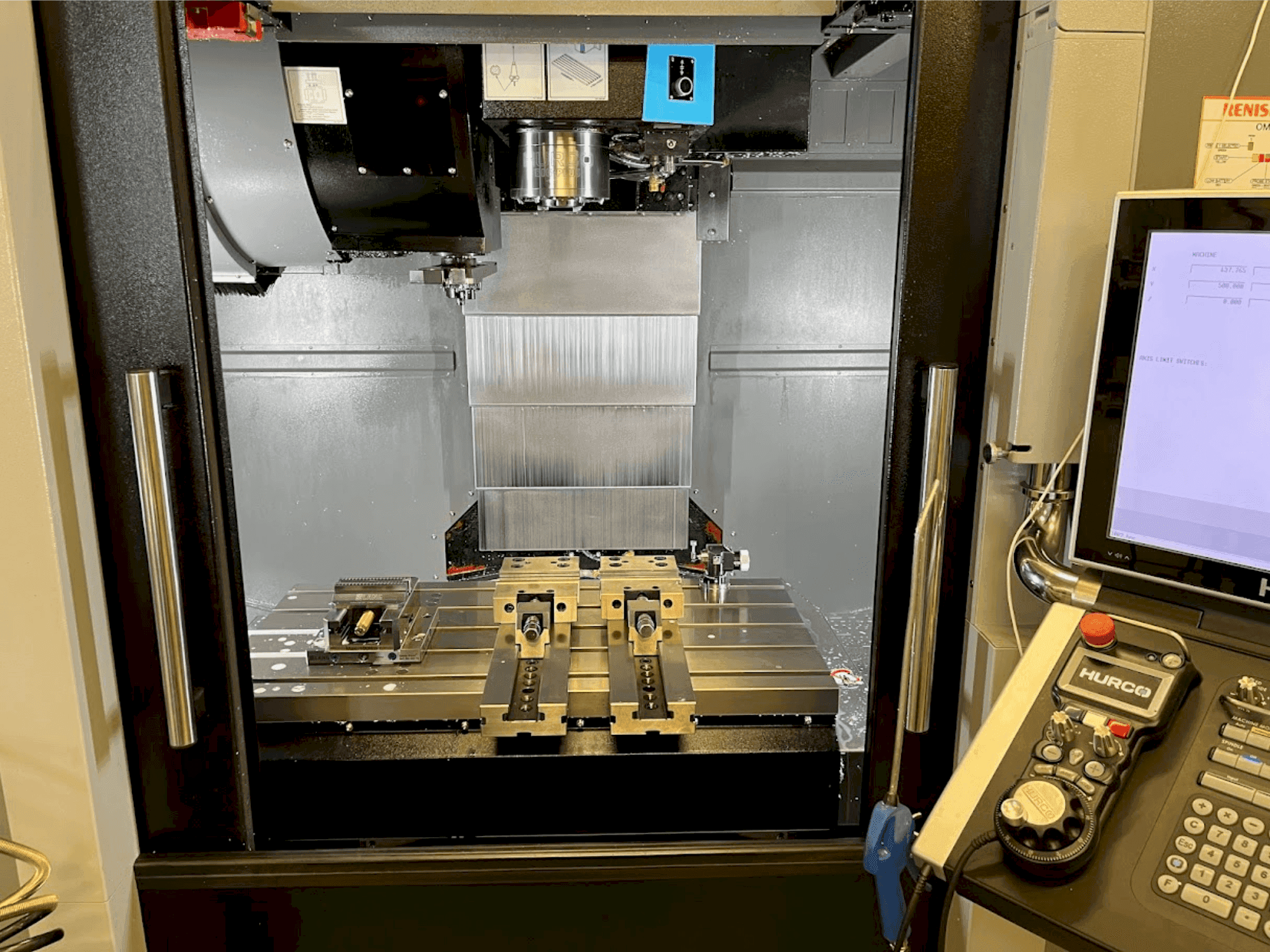 Frontansicht der Hurco VMX30i  Maschine