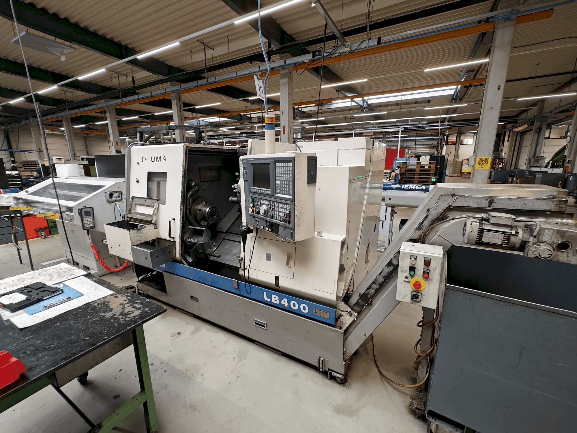 Frontansicht der Okuma LB400  Maschine