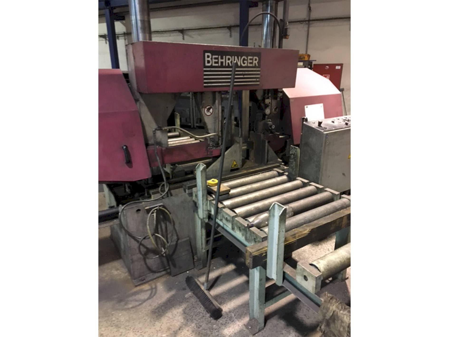 Frontansicht der Behringer HBP 530  Maschine