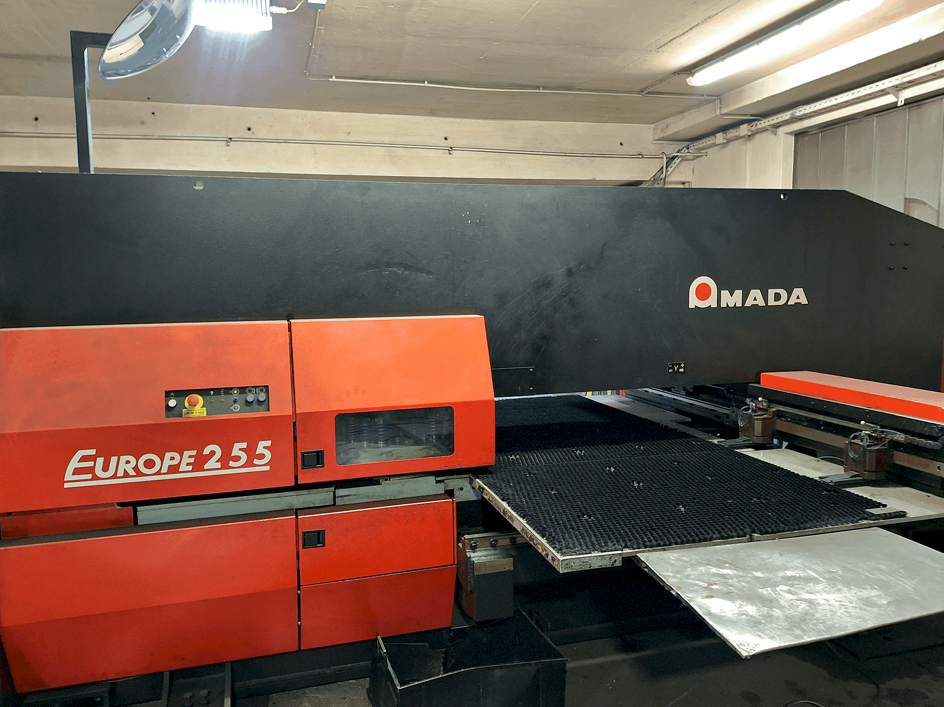 Frontansicht der AMADA EUROPE 255 CNC  Maschine