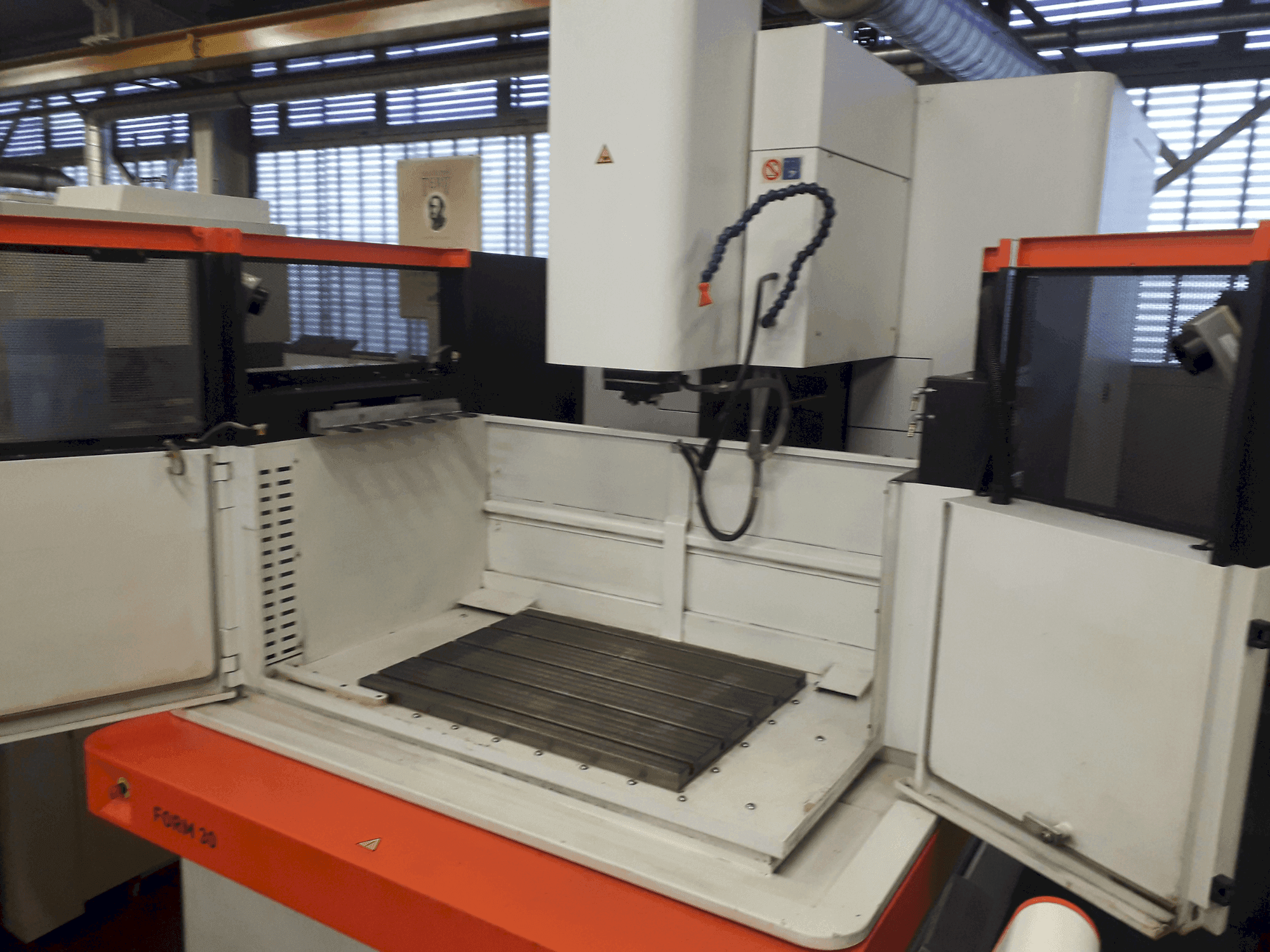 Frontansicht der AgieCharmilles FORM 30  Maschine